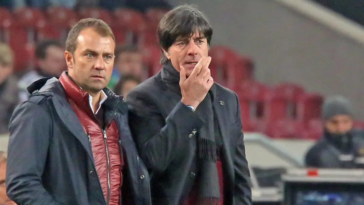 Bundestrainer Joachim Löw und Co-Trainer Hansi Flick (D) angefressen - Deutschland vs. Chile, Mercedes-Benz Arena StuttgartGerman coach Joachim Loew and Co team manager Hansi Flick D angefressen Germany vs Chile Mercedes Benz Arena Stuttgart