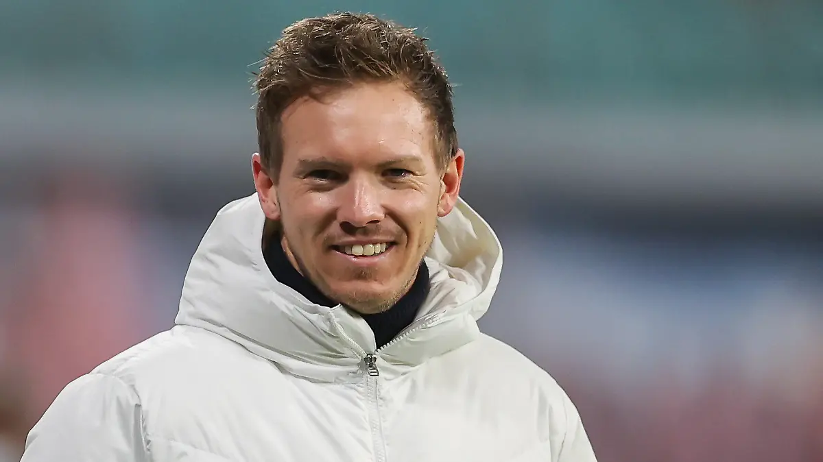 ARCHIV - 30.01.2021, Sachsen, Leipzig: Fußball: Bundesliga, 19. Spieltag, RB Leipzig - Bayer 04 Leverkusen in der Red Bull Arena. Leipzigs Trainer Julian Nagelsmann lächelt während eines Fernsehinterviews. Nagelsmann hat sich mit dem Job als Bundestrainer noch nicht näher beschäftigt und will dies auf absehbare Zeit auch nicht tun. Foto: Jan Woitas/dpa-Zentralbild/dpa +++ dpa-Bildfunk +++