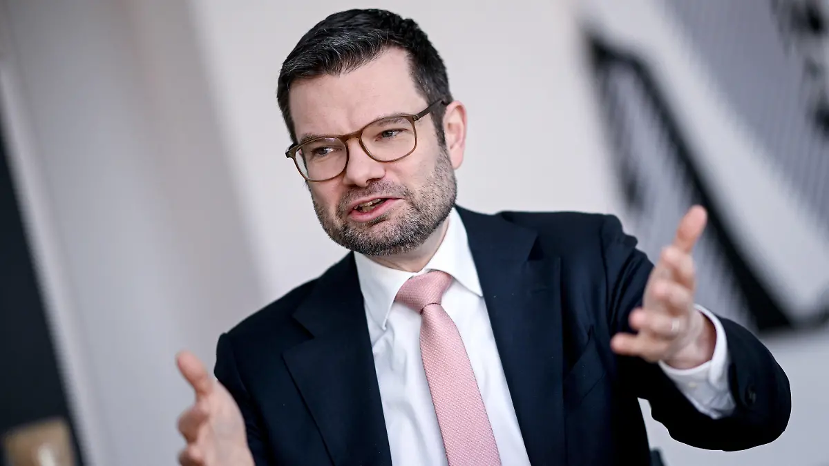 ARCHIV - 04.04.2023, Berlin: Marco Buschmann (FDP), Bundesminister der Justiz, spricht während eines Interviews mit der Deutschen Presse-Agentur dpa. (zu dpa «Buschmann zieht historische Parallele zu Aktionen von Klimaaktivisten») Foto: Britta Pedersen/dpa +++ dpa-Bildfunk +++