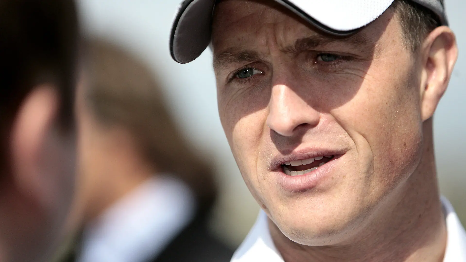 ARCHIV - Der deutsche Rennfahrer Ralf Schumacher (r, Mercedes) gibt nach der Pressekonferenz zur anstehenden Präsentation der DTM in Düsseldorf (Archivfoto vom 08.04.2009). Ralf Schumacher fährt auch in dieser Saison weiter für Mercedes im Deutschen Tourenwagen Masters. «Wir alle freuen uns sehr, dass Ralf auch 2010 zu unserer DTM-Mannschaft gehört und mit uns in seine dritte Saison geht», sagte Mercedes- Motorsportchef Norbert Haug am Dienstag (23.03.2010). Foto: David Ebener dpa +++(c) dpa - Bildfunk+++
