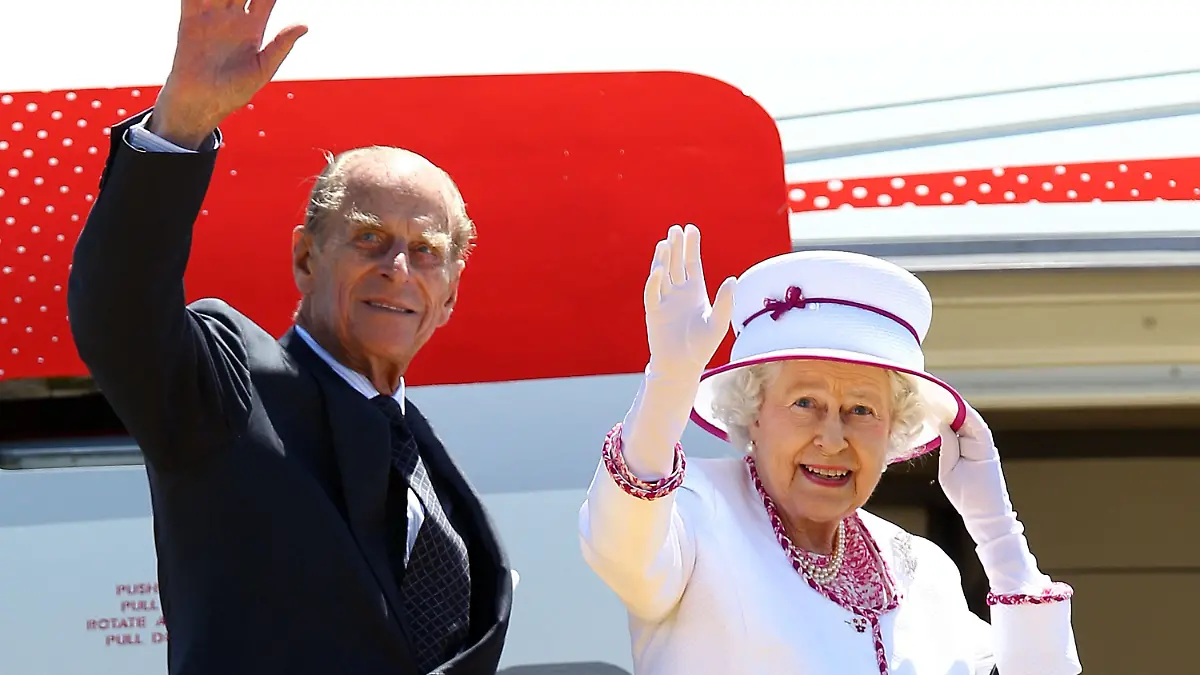 PRINCE PHILIP RETIREMENT FILE, **FILE** A Oct. 29, 2011 image reissued Thursday, May 4, 2017 of Queen Elizabeth II and Prince Philip, Duke of Edinburgh waving farewell to hundreds of people as they board their flight to London at the Perth International Airport in Perth. Buckingham Palace has announced that Prince Philip will stand down from royal public events as of from Autumn 2017. The Queen will continue to carry out royal public engagements as usual. ACHTUNG: NUR REDAKTIONELLE NUTZUNG, KEINE ARCHIVIERUNG UND KEINE BUCHNUTZUNG Perth Australia PUBLICATIONxINxGERxSUIxAUTxONLY Copyright: xPAULxKANEx 20170504001304935230