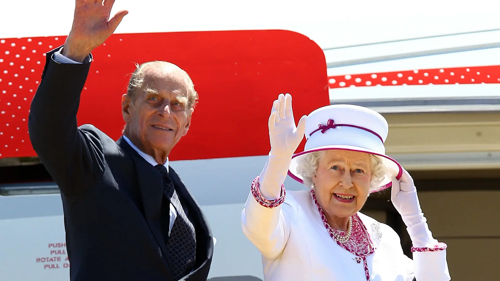 PRINCE PHILIP RETIREMENT FILE, **FILE** A Oct. 29, 2011 image reissued Thursday, May 4, 2017 of Queen Elizabeth II and Prince Philip, Duke of Edinburgh waving farewell to hundreds of people as they board their flight to London at the Perth International Airport in Perth. Buckingham Palace has announced that Prince Philip will stand down from royal public events as of from Autumn 2017. The Queen will continue to carry out royal public engagements as usual. ACHTUNG: NUR REDAKTIONELLE NUTZUNG, KEINE ARCHIVIERUNG UND KEINE BUCHNUTZUNG Perth Australia PUBLICATIONxINxGERxSUIxAUTxONLY Copyright: xPAULxKANEx 20170504001304935230