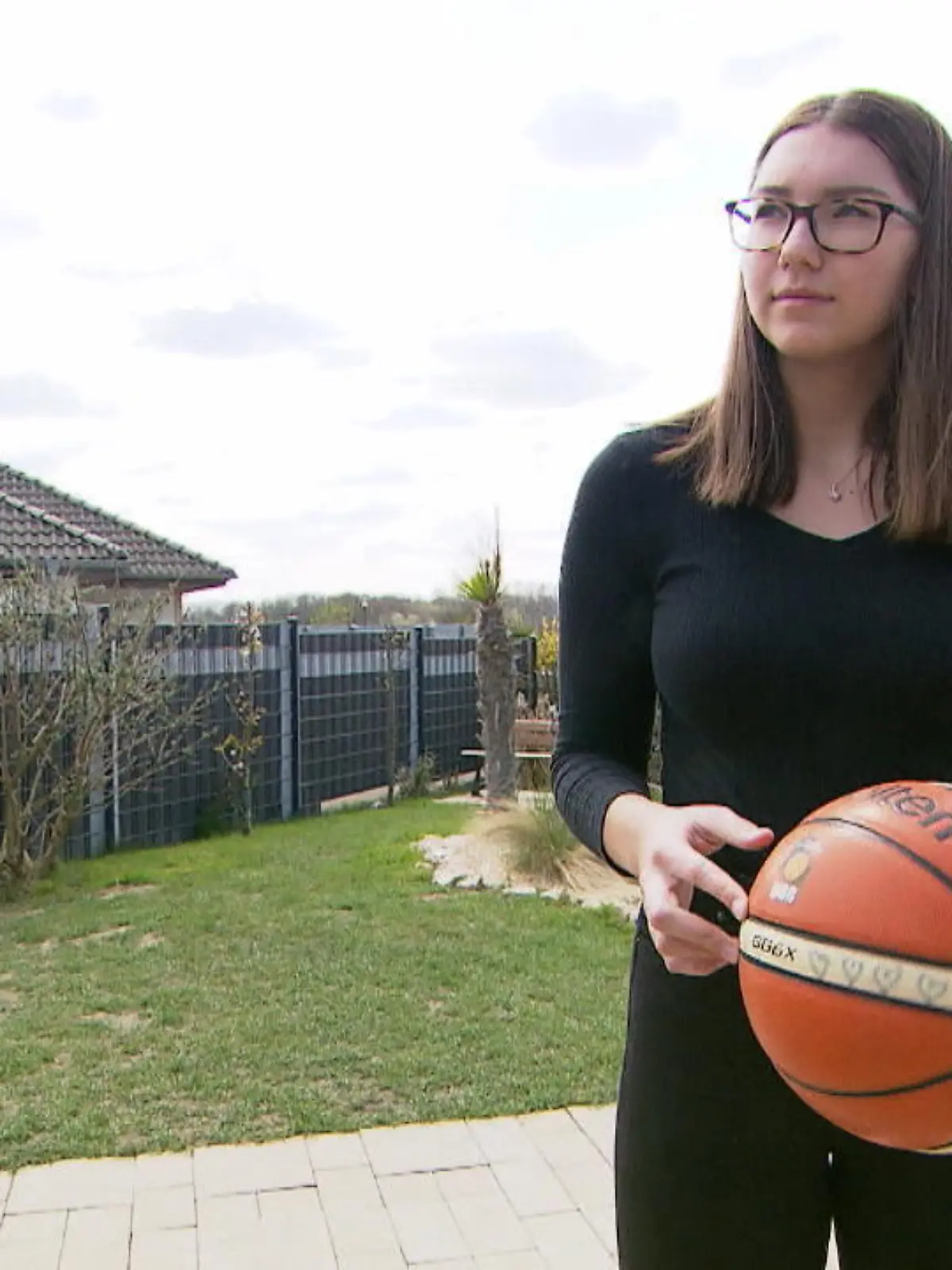 Leistungssportlerin Lea (18) steckte sich vor einem Jahr mit Corona an. Die starken Grippesymptome verschwanden nach einer Woche. Doch ein paar Wochen später fingen  die richtigen Probleme an und belasten sie bis heute. "Ich habe immer noch Geschmacksverlust", sagt Lea uns. "Die Atemprobleme sind schlimm, ich gehe eine Treppe hoch und kann danach nicht mehr".