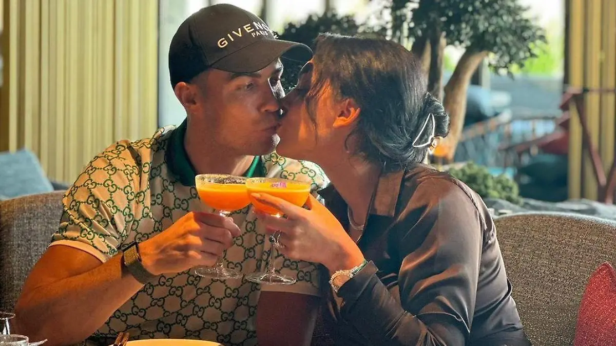 Cristiano Ronaldo knutscht seine Georgina Rodriguez.