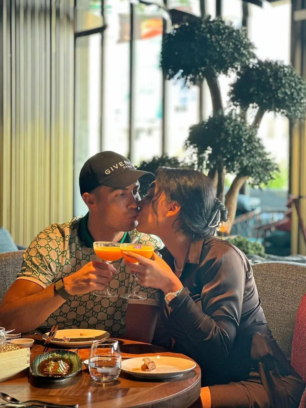 Cristiano Ronaldo knutscht seine Georgina Rodriguez.