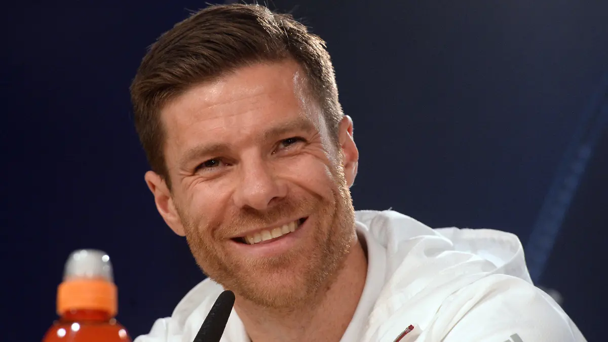 ARCHIV - 17.04.2017, Spanien, Madrid: Xabi Alonso vom FC Bayern München lächelt auf der Abschlusspressekonferenz vor dem Viertelfinal-Rückspiel der Champions League gegen Real Madrid im Santiago Bernabeu Stadion. (zu dpa «Bericht: Ex-Weltmeister Xabi Alonso beerbt Rose als Gladbach-Trainer») Foto: picture alliance / Andreas Gebert/dpa +++ dpa-Bildfunk +++