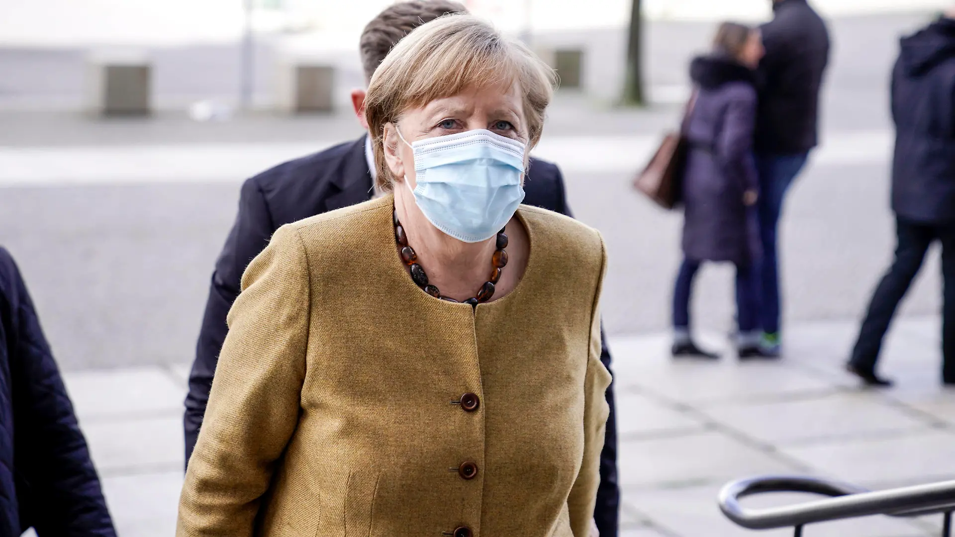  CDU/ CSU Fraktionssitzung des Bundestag Aktuell, 13.04.2021, Berlin, Dr. Angela Merkel Bundeskanzlerin der Bundesrepublik Deutschland auf dem Weg zur Fraktionssitzung der CDU und CSU Bundestagsfraktion im Reichstagsgebaeude Berlin Berlin Deutschland *** CDU CSU parliamentary group meeting of the Bundestag Current, 13 04 2021, Berlin, Dr Angela Merkel Chancellor of the Federal Republic of Germany on the way to the parliamentary group meeting of the CDU and CSU parliamentary group in the Reichstag building Berlin Berlin Germany