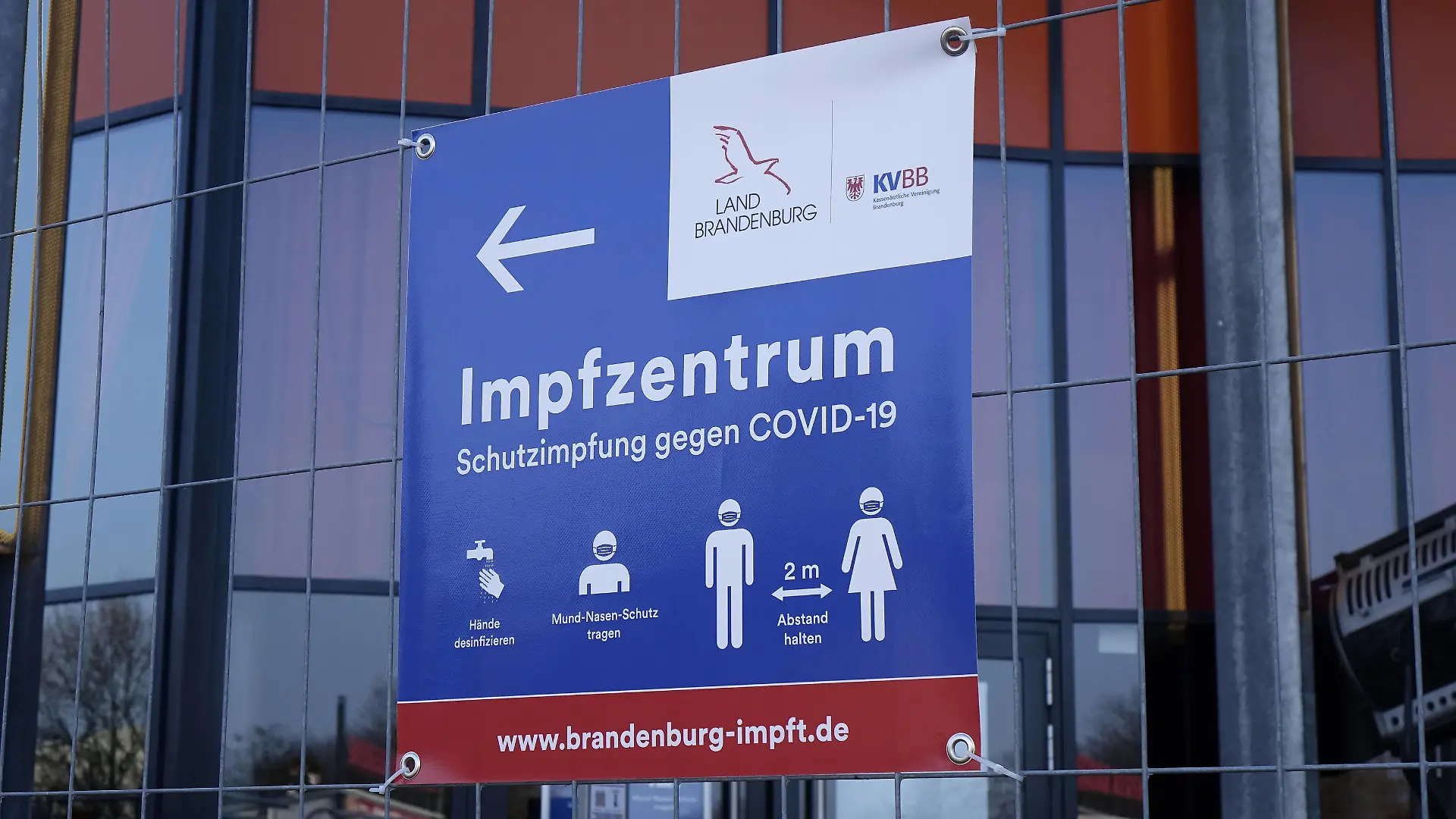  Plakat zum Impfzentrum und Testzentrum Plakat zum Impfzentrum und Testzentrum, 26.01.2021, Potsdam, Grossbeerenstrasse, Brandenburg, Auf dem Gelände des Filmparks Babelsberg befindet sich ein Impfzentrum und Testzentrum. *** Poster for the vaccination centre and test centre Poster for the vaccination centre and test centre, 26 01 2021, Potsdam, Grossbeerenstrasse, Brandenburg, There is a vaccination centre and test centre on the premises of the Babelsberg Filmpark.