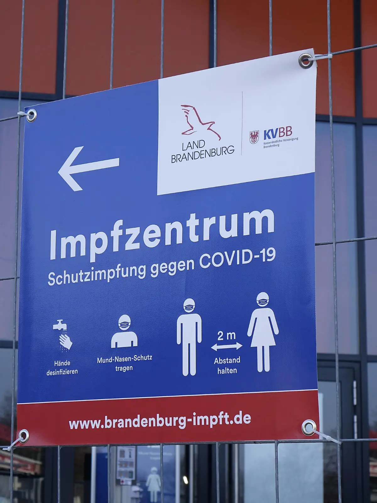  Plakat zum Impfzentrum und Testzentrum Plakat zum Impfzentrum und Testzentrum, 26.01.2021, Potsdam, Grossbeerenstrasse, Brandenburg, Auf dem Gelände des Filmparks Babelsberg befindet sich ein Impfzentrum und Testzentrum. *** Poster for the vaccination centre and test centre Poster for the vaccination centre and test centre, 26 01 2021, Potsdam, Grossbeerenstrasse, Brandenburg, There is a vaccination centre and test centre on the premises of the Babelsberg Filmpark.