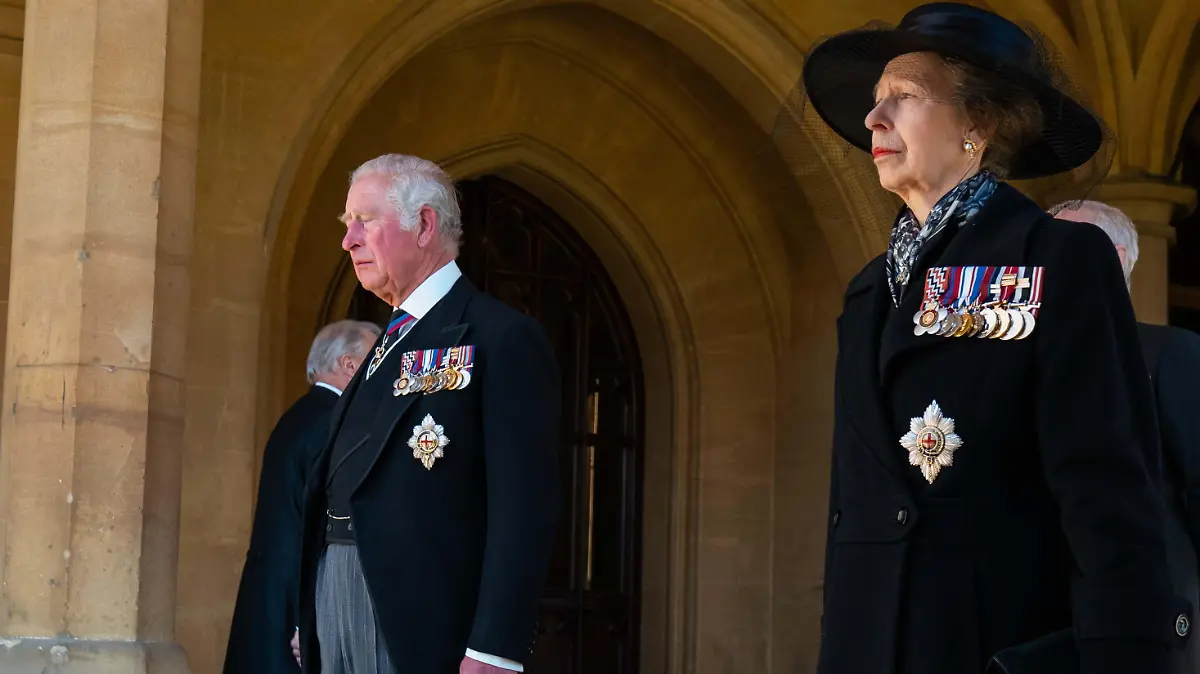 17.04.2021, Großbritannien, Windsor: Thronfolger Charles, Prinz von Wales, und seine Schwester Prinzessin Anne, folgen dem Sarg ihres Vaters. Die Trauerfeier und Beisetzung von Queen-Ehemann Prinz Philip, Herzog von Edinburg, finden auf Schloss Windsor statt. Prinz Philip war am 9. April im Alter von 99 Jahren gestorben. Foto: Aaron Chown/PA Wire/dpa +++ dpa-Bildfunk +++