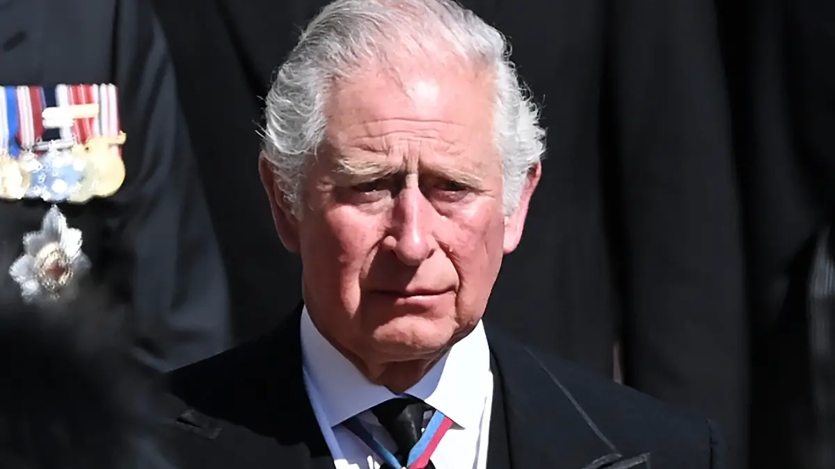 17.04.2021, Großbritannien, Windsor: Eine Träne läuft Prinz Charles, britischer Thronfolger, über die Wange, als er während der Trauerzugs dem Sarg seines Vaters folgt. Die Trauerfeier und Beisetzung von Queen-Ehemann Prinz Philip, Herzog von Edinburg, finden auf Schloss Windsor statt. Prinz Philip war am 9. April im Alter von 99 Jahren gestorben. Foto: Leon Neal/Pool Getty/dpa +++ dpa-Bildfunk +++