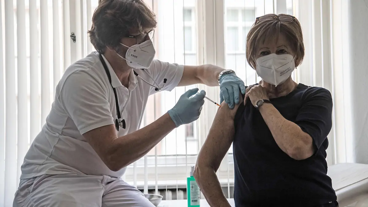Der Berliner Hausarzt Karl Schorn impft eine Patientin mit dem Biontech-Impfstoff gegen das Coronavirus