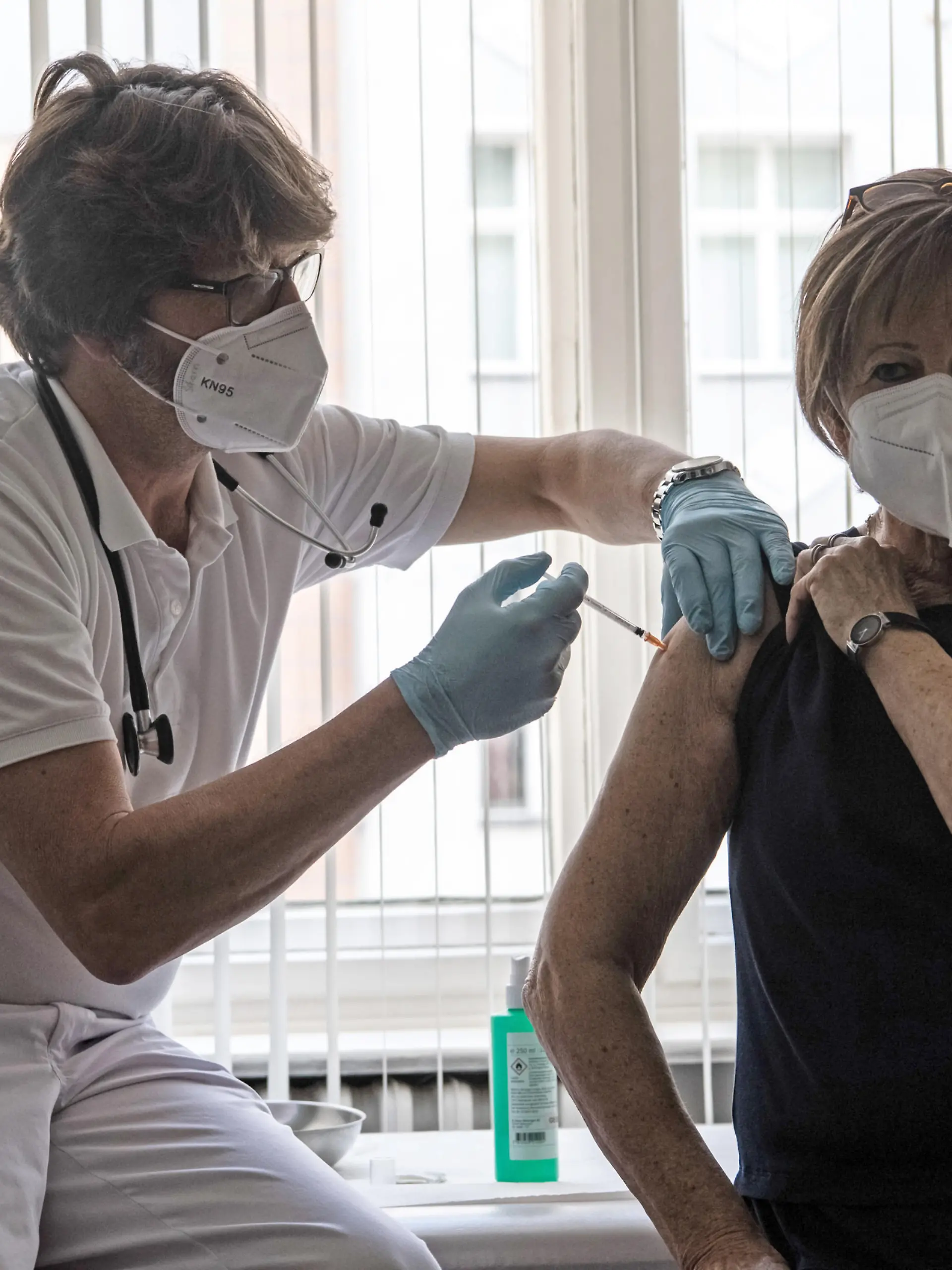 Der Berliner Hausarzt Karl Schorn impft eine Patientin mit dem Biontech-Impfstoff gegen das Coronavirus