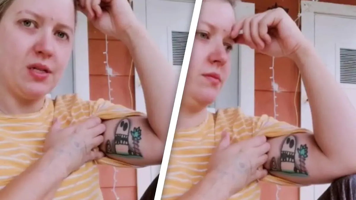 Diese Mutter bereut ihr Tattoo sichtlich.