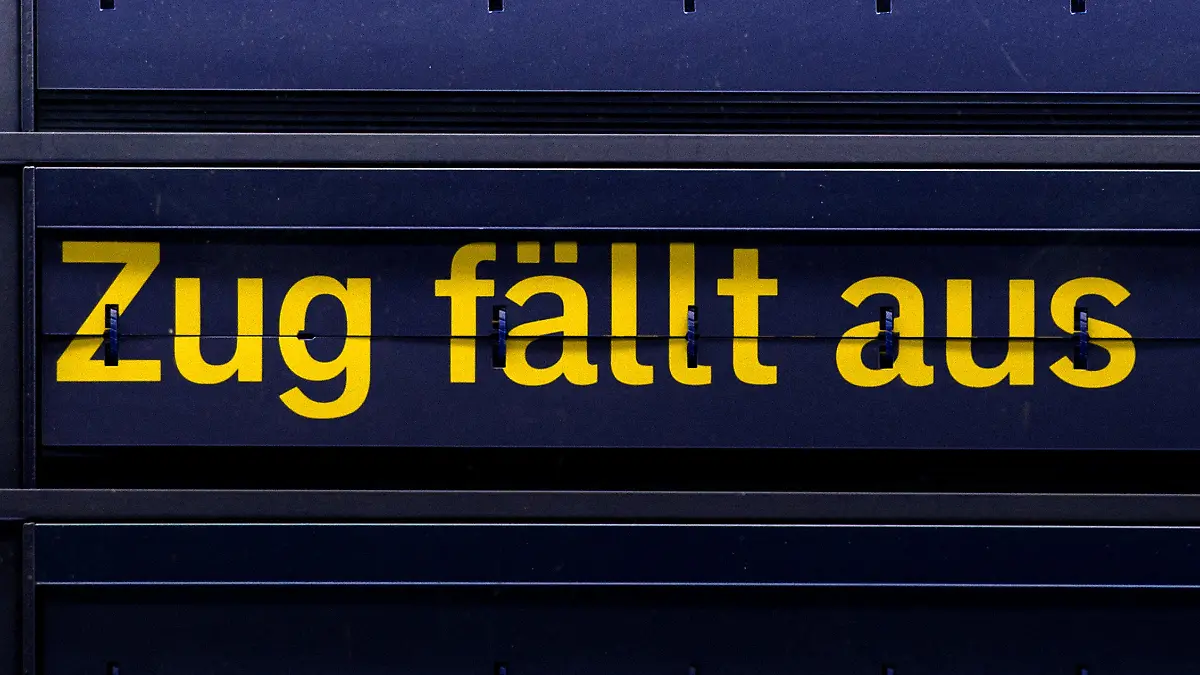 Auf einer Anzeigetafel im Hauptbahnhof in Dresden (Sachsen) steht "Zug fällt aus". Die Gewerkschaft Deutscher Lokomotivführer (GDL) hat den längsten Streik in der Geschichte der Deutschen Bahn angekündigt. Der Ausstand beginnt am Mittwoch und soll am Montag (10.11.2014) in den Morgenstunden enden. Foto: Arno Burgi/dpa +++(c) dpa - Bildfunk+++