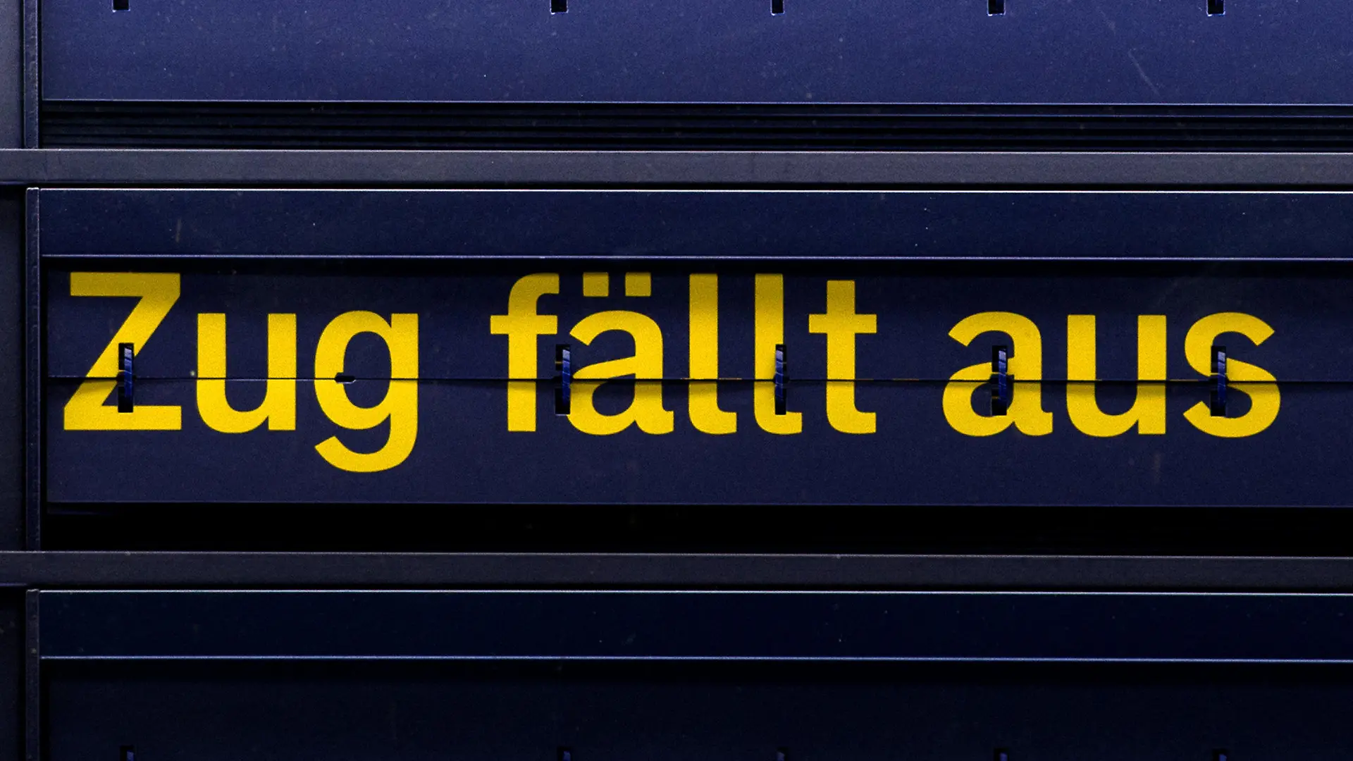 Auf einer Anzeigetafel im Hauptbahnhof in Dresden (Sachsen) steht "Zug fällt aus". Die Gewerkschaft Deutscher Lokomotivführer (GDL) hat den längsten Streik in der Geschichte der Deutschen Bahn angekündigt. Der Ausstand beginnt am Mittwoch und soll am Montag (10.11.2014) in den Morgenstunden enden. Foto: Arno Burgi/dpa +++(c) dpa - Bildfunk+++