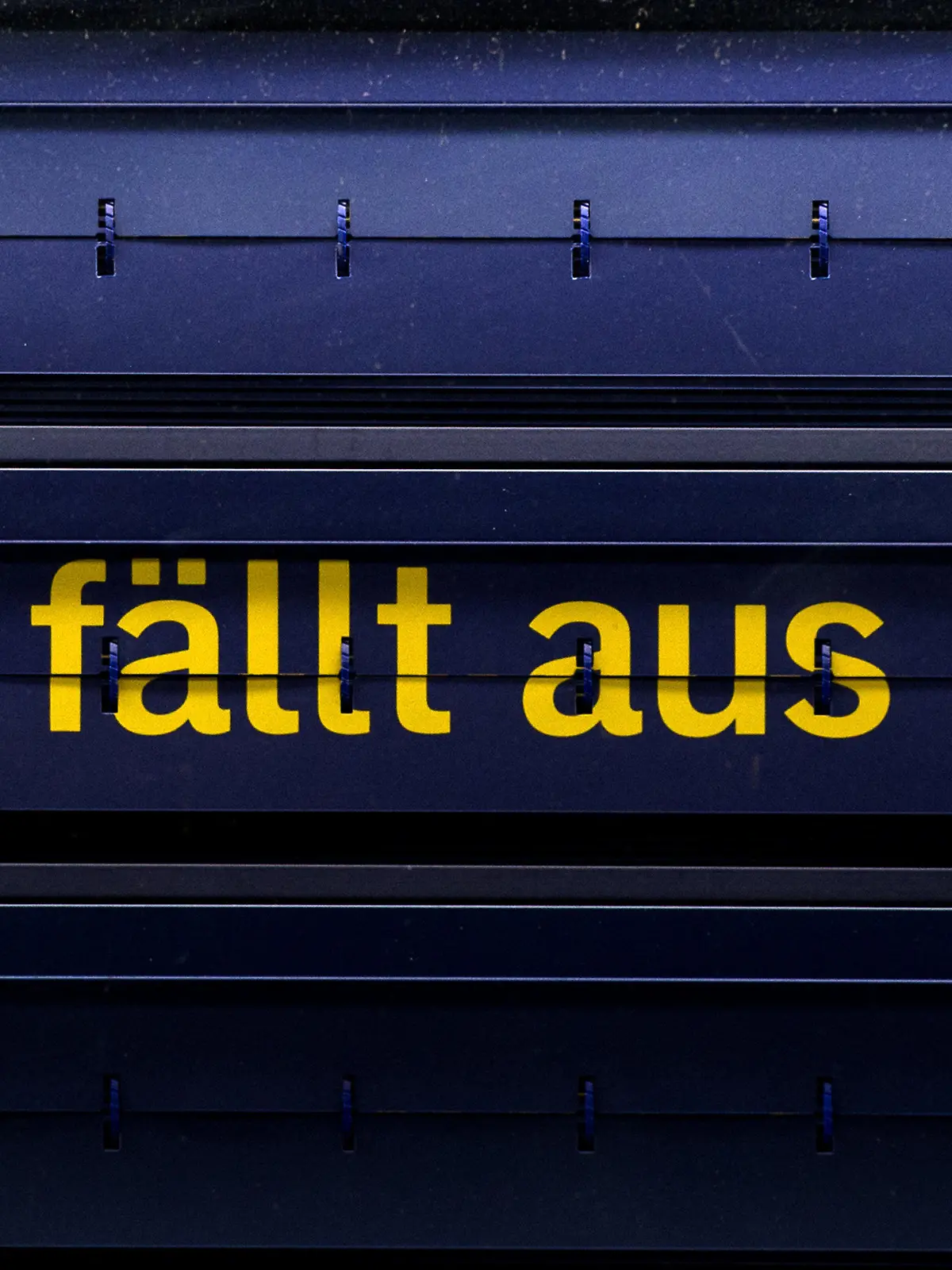 Auf einer Anzeigetafel im Hauptbahnhof in Dresden (Sachsen) steht "Zug fällt aus". Die Gewerkschaft Deutscher Lokomotivführer (GDL) hat den längsten Streik in der Geschichte der Deutschen Bahn angekündigt. Der Ausstand beginnt am Mittwoch und soll am Montag (10.11.2014) in den Morgenstunden enden. Foto: Arno Burgi/dpa +++(c) dpa - Bildfunk+++