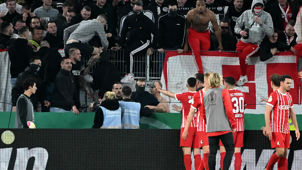 Fußball: DFB-Pokal, SC Freiburg - RB Leipzig, Halbfinale, Europa-Park Stadion. Freiburger Spieler versuchen die eigenen Fans zu beruhigen. WICHTIGER HINWEIS: Gemäß den Vorgaben der DFL Deutsche Fußball Liga bzw. des DFB Deutscher Fußball-Bund ist es untersagt, in dem Stadion und/oder vom Spiel angefertigte Fotoaufnahmen in Form von Sequenzbildern und/oder videoähnlichen Fotostrecken zu verwerten bzw. verwerten zu lassen.