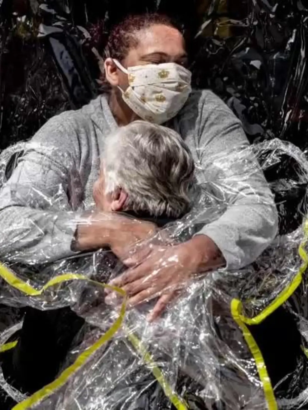 Fotograf Mads Nissen gewinnt den diesjährigen World Press Photo Contest mit seinem Bild „Die erste Umarmung“