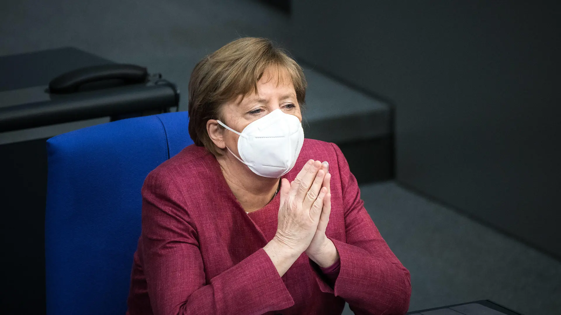 Bundeskanzlerin Angela Merkel CDU am 16. April 2021 mit einer FFP2 Maske und gefalteten Haenden im Plenarsaal des Bundestags waehrend der ersten Lesung zum Bevölkerungsschutzgesetz und der Verschaerfung des Infektionsschutzgesetzes. Bundestag zum Infektionsschutzgesetz *** Chancellor Angela Merkel CDU on April 16, 2021 with a FFP2 mask and folded hands in the plenary hall of the Bundestag during the first reading of the population protection law and the tightening of the infection protection law Bundestag to the infection protection law