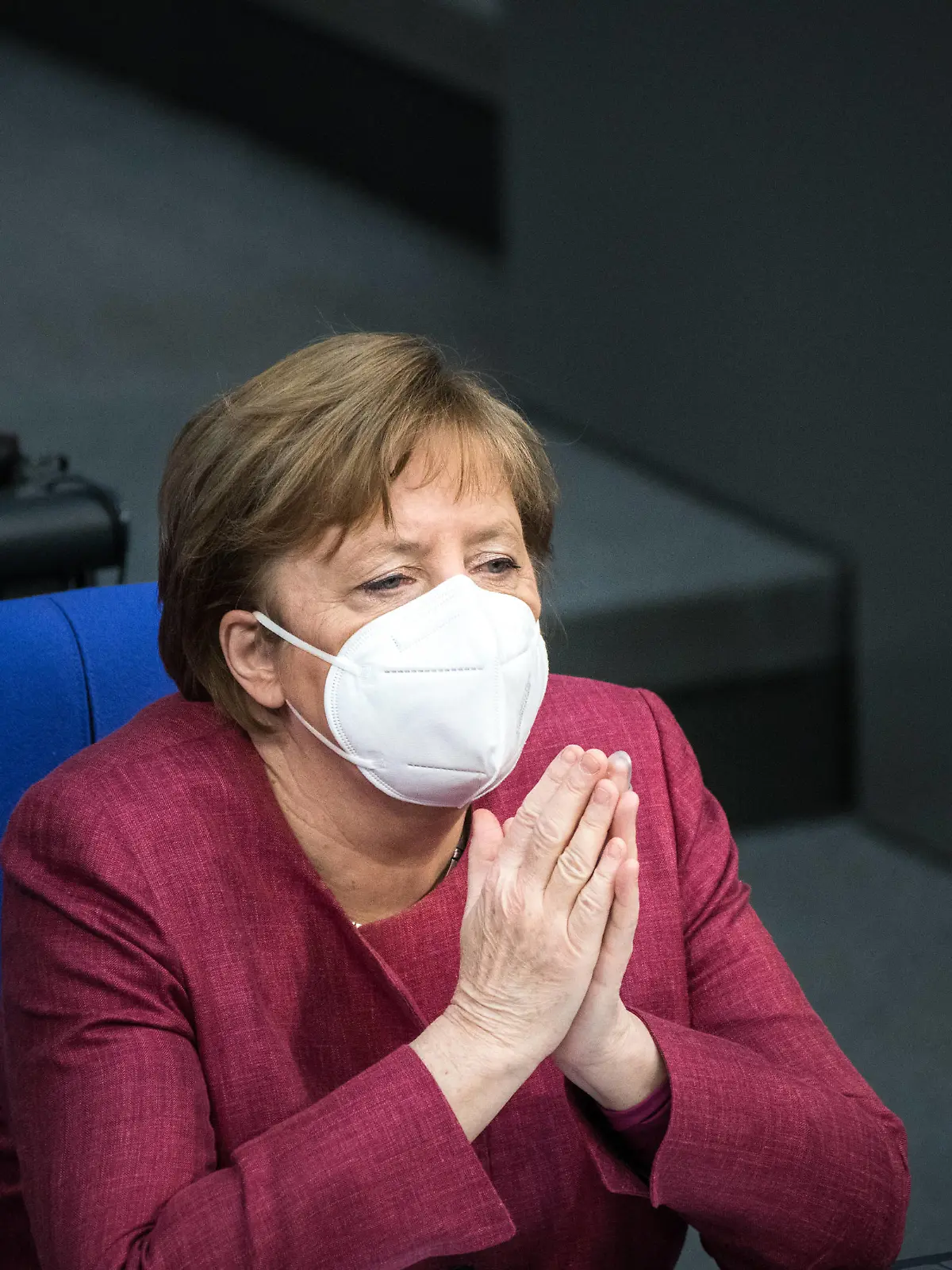  Bundeskanzlerin Angela Merkel CDU am 16. April 2021 mit einer FFP2 Maske und gefalteten Haenden im Plenarsaal des Bundestags waehrend der ersten Lesung zum Bevölkerungsschutzgesetz und der Verschaerfung des Infektionsschutzgesetzes. Bundestag zum Infektionsschutzgesetz *** Chancellor Angela Merkel CDU on April 16, 2021 with a FFP2 mask and folded hands in the plenary hall of the Bundestag during the first reading of the population protection law and the tightening of the infection protection law Bundestag to the infection protection law