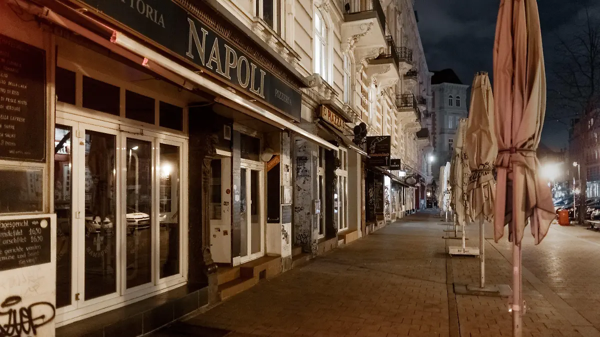 03.04.2021, Hamburg: Der Bürgersteig vor den Restaurants und Bars am Schulterblatt in Hamburgs Szenetreffpunkt Schanzenviertel ist bereits zu Beginn der Ausgangssperre menschenleer. In Hamburg gilt seit Karfreitag eine nächtliche Ausgangsbeschränkung. Die neue Regel gilt zwischen 21.00 und 5.00 Uhr. In Hamburg dürfen die Menschen Häuser und Wohnungen nicht mehr ohne triftigen Grund verlassen. Foto: Markus Scholz/dpa +++ dpa-Bildfunk +++