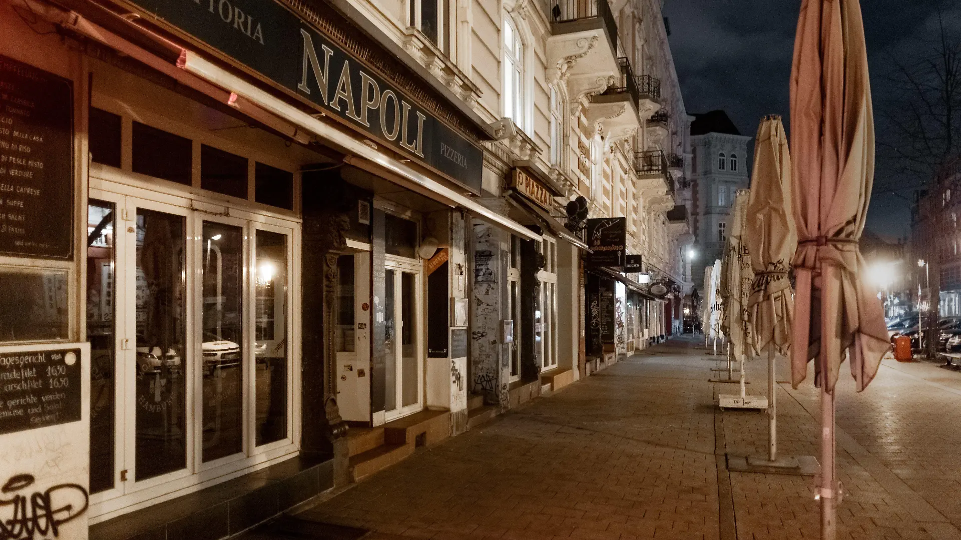 03.04.2021, Hamburg: Der Bürgersteig vor den Restaurants und Bars am Schulterblatt in Hamburgs Szenetreffpunkt Schanzenviertel ist bereits zu Beginn der Ausgangssperre menschenleer. In Hamburg gilt seit Karfreitag eine nächtliche Ausgangsbeschränkung. Die neue Regel gilt zwischen 21.00 und 5.00 Uhr. In Hamburg dürfen die Menschen Häuser und Wohnungen nicht mehr ohne triftigen Grund verlassen. Foto: Markus Scholz/dpa +++ dpa-Bildfunk +++