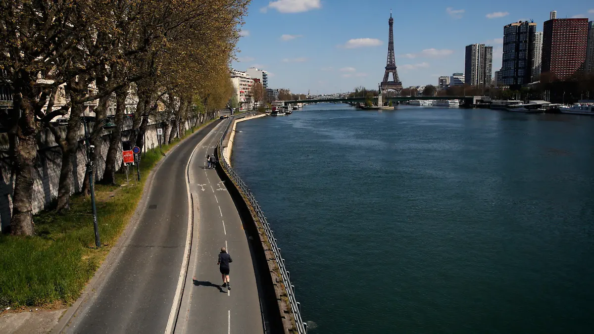 ARCHIV - 04.04.2020, Frankreich, Paris: Ein Mann joggt auf einem fast menschenleeren Radweg am Seineufer entlang.  Seit rund zwei Wochen war sie verschwunden - jetzt ist die 16-jährige Isabella aus Celle allen Anzeichen nach in Frankreich aufgetaucht. Foto: Christophe Ena/AP/dpa +++ dpa-Bildfunk +++