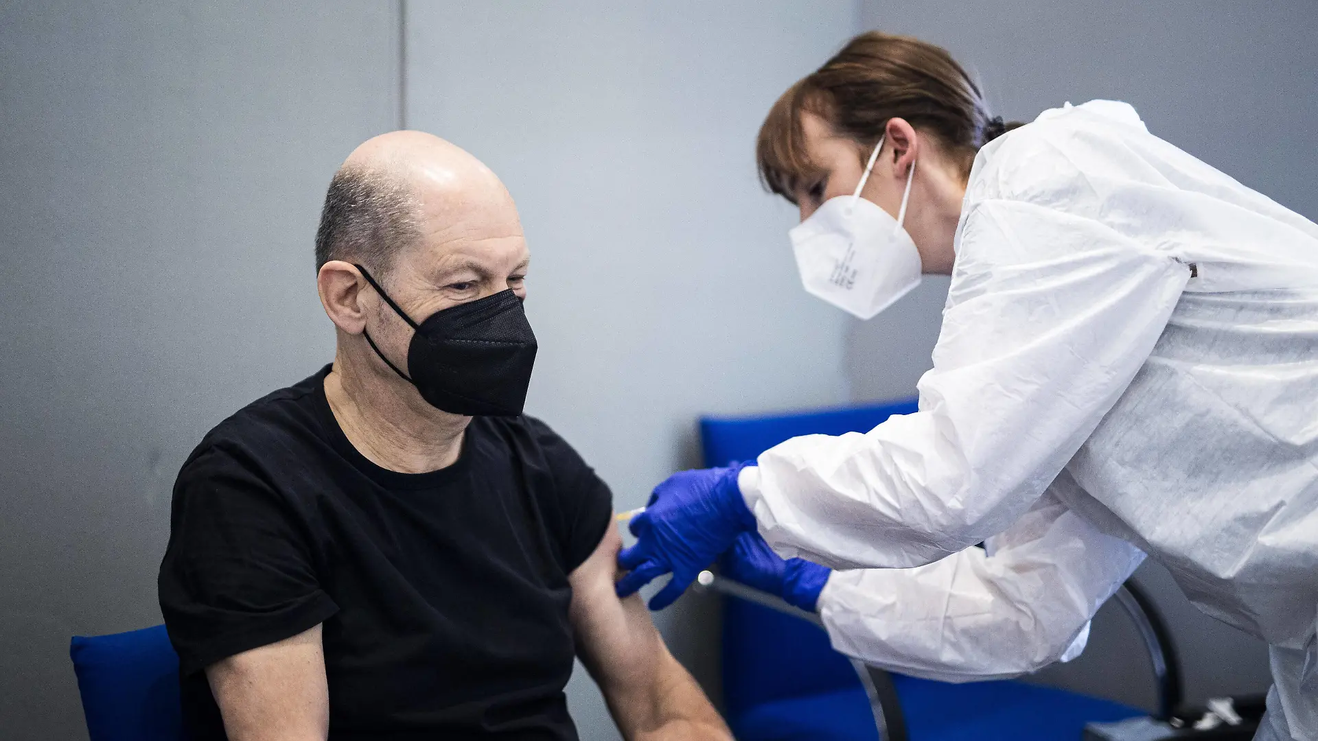 Olaf Scholz, Bundesminister der Finanzen, aufgenommen im Rahmen seiner Corona-Impfung mit dem Impfstoff von AstraZeneca in Berlin, 16.04.2021. Berlin Germany *** Olaf Scholz, Federal Minister of Finance, photographed during his Corona vaccination with AstraZenecas vaccine in Berlin, 16 04 2021 Berlin Germany Copyright: xFlorianxGaertnerx