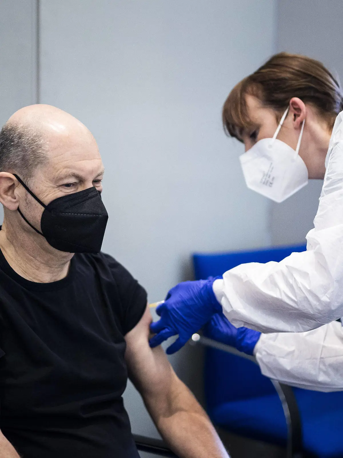  Olaf Scholz, Bundesminister der Finanzen, aufgenommen im Rahmen seiner Corona-Impfung mit dem Impfstoff von AstraZeneca in Berlin, 16.04.2021. Berlin Germany *** Olaf Scholz, Federal Minister of Finance, photographed during his Corona vaccination with AstraZenecas vaccine in Berlin, 16 04 2021 Berlin Germany Copyright: xFlorianxGaertnerx