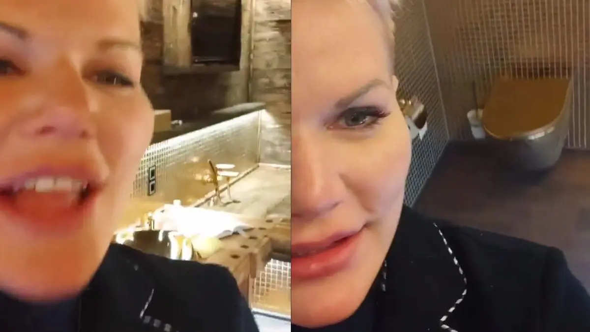 Melanie Müller zeigt ihr goldenes Klo.