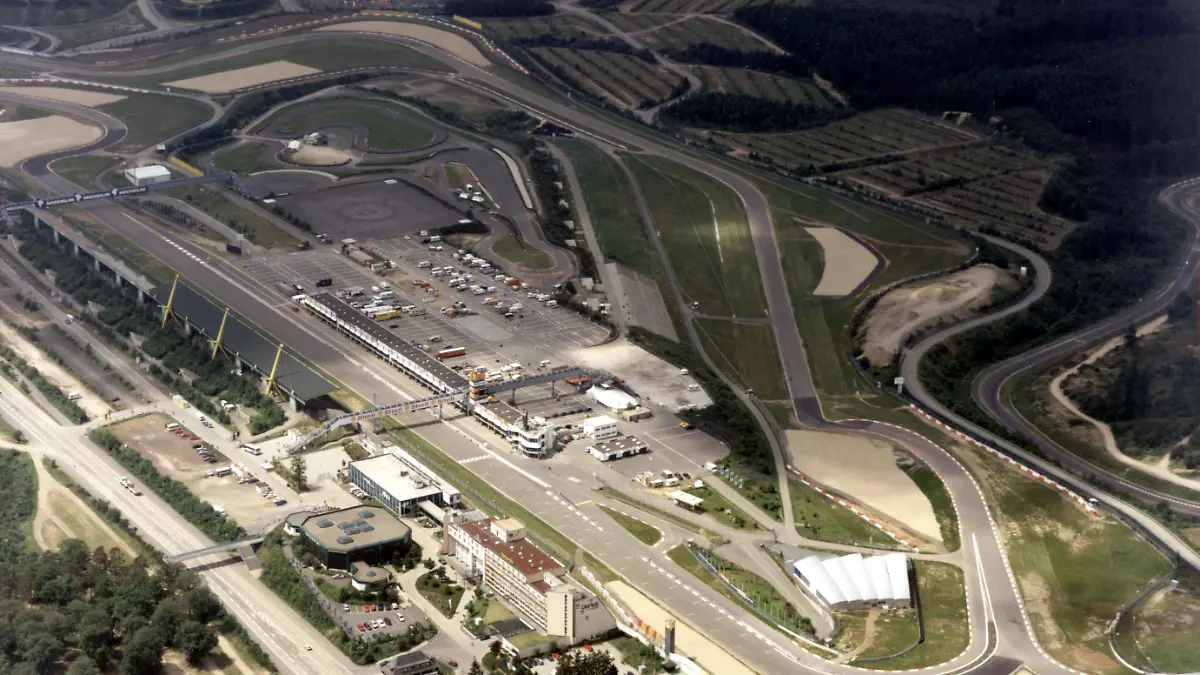 Ausschnitt des Nürburgrings in der Eifel in einer Luftaufnahme (undatiertes Archivfoto). Der Bau einer neuen Erlebnisregion am Nürburgring soll nach der Saison 2007 beginnen. Die Bauzeit beträgt etwa zwei Jahre, bekräftigte der Geschäftsführer der Nürburgring GmbH, Walter Kafitz, am Dienstag (27.09.2005) bei einer Feier zur Erinnerung an die Grundsteinlegung der legendären Rennstrecke vor 80 Jahren auf der Nürburg (Kreis Ahrweiler). Bis zu 200 Millionen Euro will die Nürburgring GmbH zusammen mit privaten Geldgebern in das Projekt investieren, das die Strecke unabhängiger vom Motorsport machen soll. Foto: Elmar Hartmann dpa/lrs (zu lrs 7356 vom 27.09.2005) +++(c) dpa - Bildfunk+++