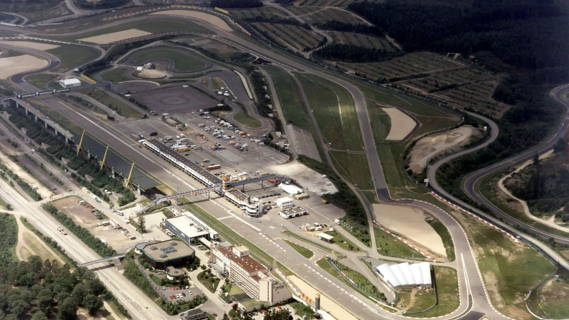 Ausschnitt des Nürburgrings in der Eifel in einer Luftaufnahme (undatiertes Archivfoto). Der Bau einer neuen Erlebnisregion am Nürburgring soll nach der Saison 2007 beginnen. Die Bauzeit beträgt etwa zwei Jahre, bekräftigte der Geschäftsführer der Nürburgring GmbH, Walter Kafitz, am Dienstag (27.09.2005) bei einer Feier zur Erinnerung an die Grundsteinlegung der legendären Rennstrecke vor 80 Jahren auf der Nürburg (Kreis Ahrweiler). Bis zu 200 Millionen Euro will die Nürburgring GmbH zusammen mit privaten Geldgebern in das Projekt investieren, das die Strecke unabhängiger vom Motorsport machen soll. Foto: Elmar Hartmann dpa/lrs (zu lrs 7356 vom 27.09.2005) +++(c) dpa - Bildfunk+++