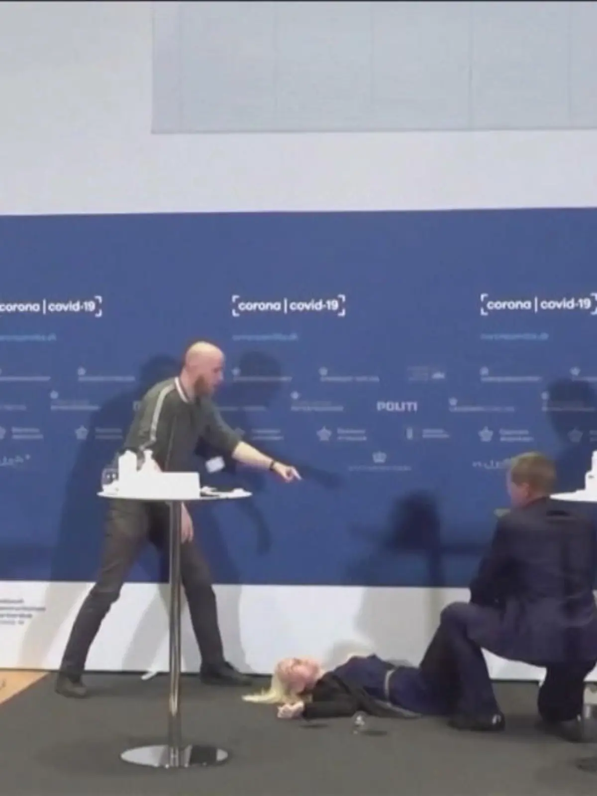 Dänische Gesundheit bricht bei einer Corona-Pressekonferenz zusammen - und kann sich auf die vorbildliche Reaktion ihrer Kollegen verlassen. Ihr gehe es den Umständen entsprechend gut, erklärte die Danish Medicines Agency auf Twitter.