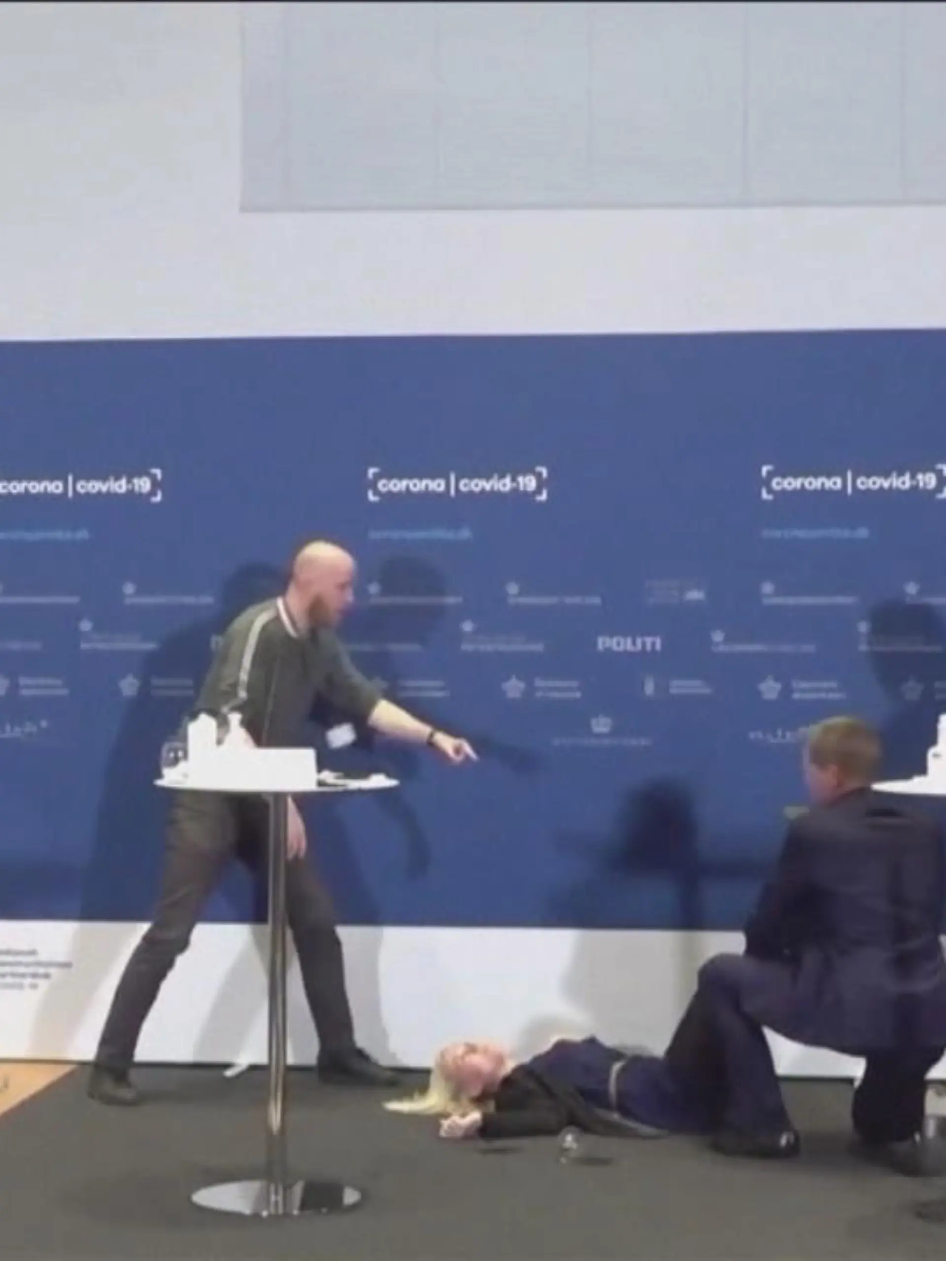 Dänische Gesundheit bricht bei einer Corona-Pressekonferenz zusammen - und kann sich auf die vorbildliche Reaktion ihrer Kollegen verlassen. Ihr gehe es den Umständen entsprechend gut, erklärte die Danish Medicines Agency auf Twitter.