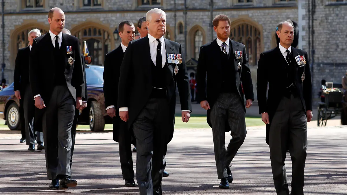 Prinz William und Prinz Harry gehen gemeinsam hinter dem Sarg ihres Großvaters her.