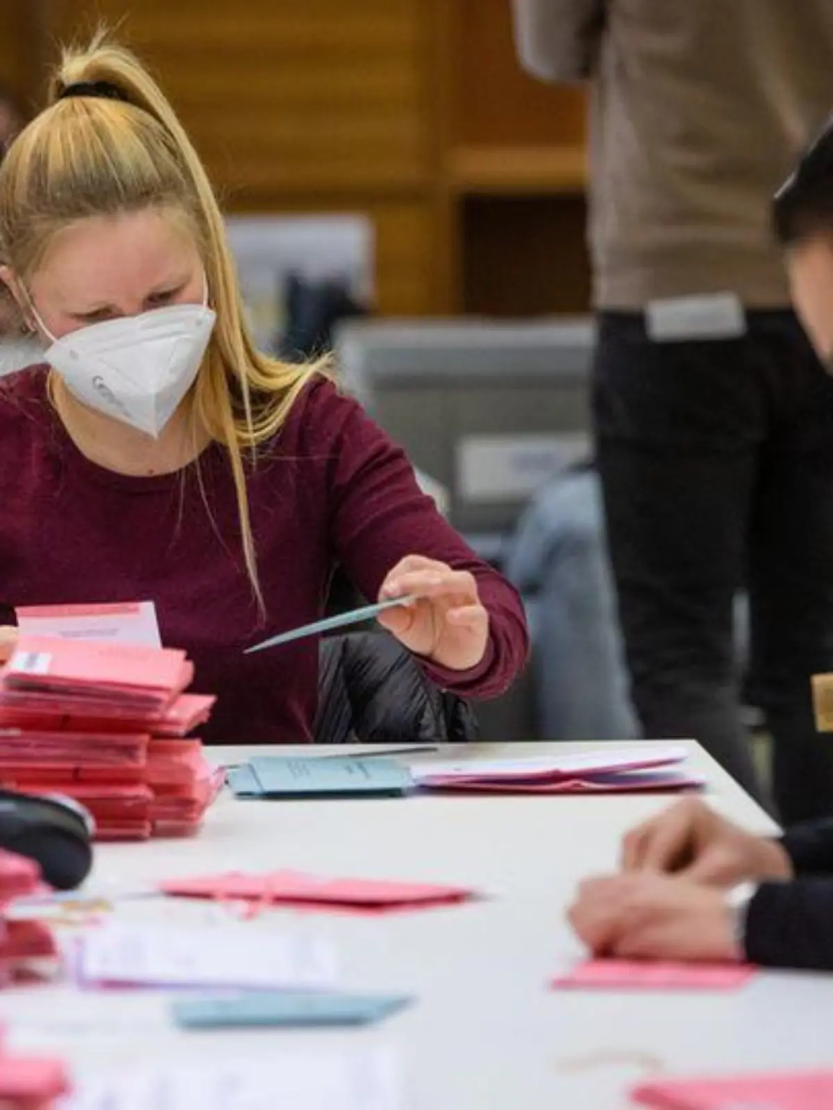 Künftig werden Wahlhelferinnen und Wahlhelfern bei Corona-Impfungen in der Impfgruppe 3 priorisiert.