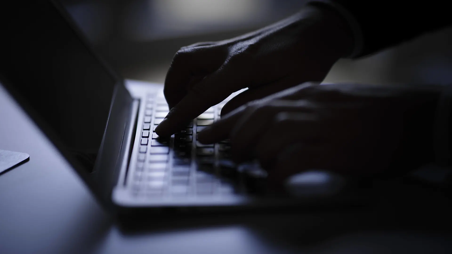 Haende schreiben auf einer Computertastatur. Berlin, 05.02.2018 Berlin Deutschland *** Hands writing on a computer keyboard Berlin 05 02 2018 Berlin Germany PUBLICATIONxINxGERxSUIxAUTxONLY Copyright: xThomasxTrutschel/photothek.netx  