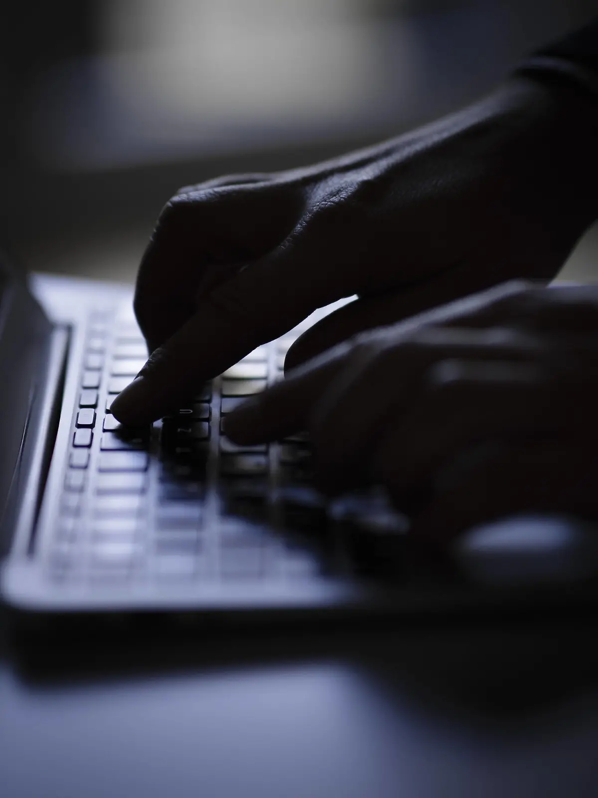 Haende schreiben auf einer Computertastatur. Berlin, 05.02.2018 Berlin Deutschland *** Hands writing on a computer keyboard Berlin 05 02 2018 Berlin Germany PUBLICATIONxINxGERxSUIxAUTxONLY Copyright: xThomasxTrutschel/photothek.netx  