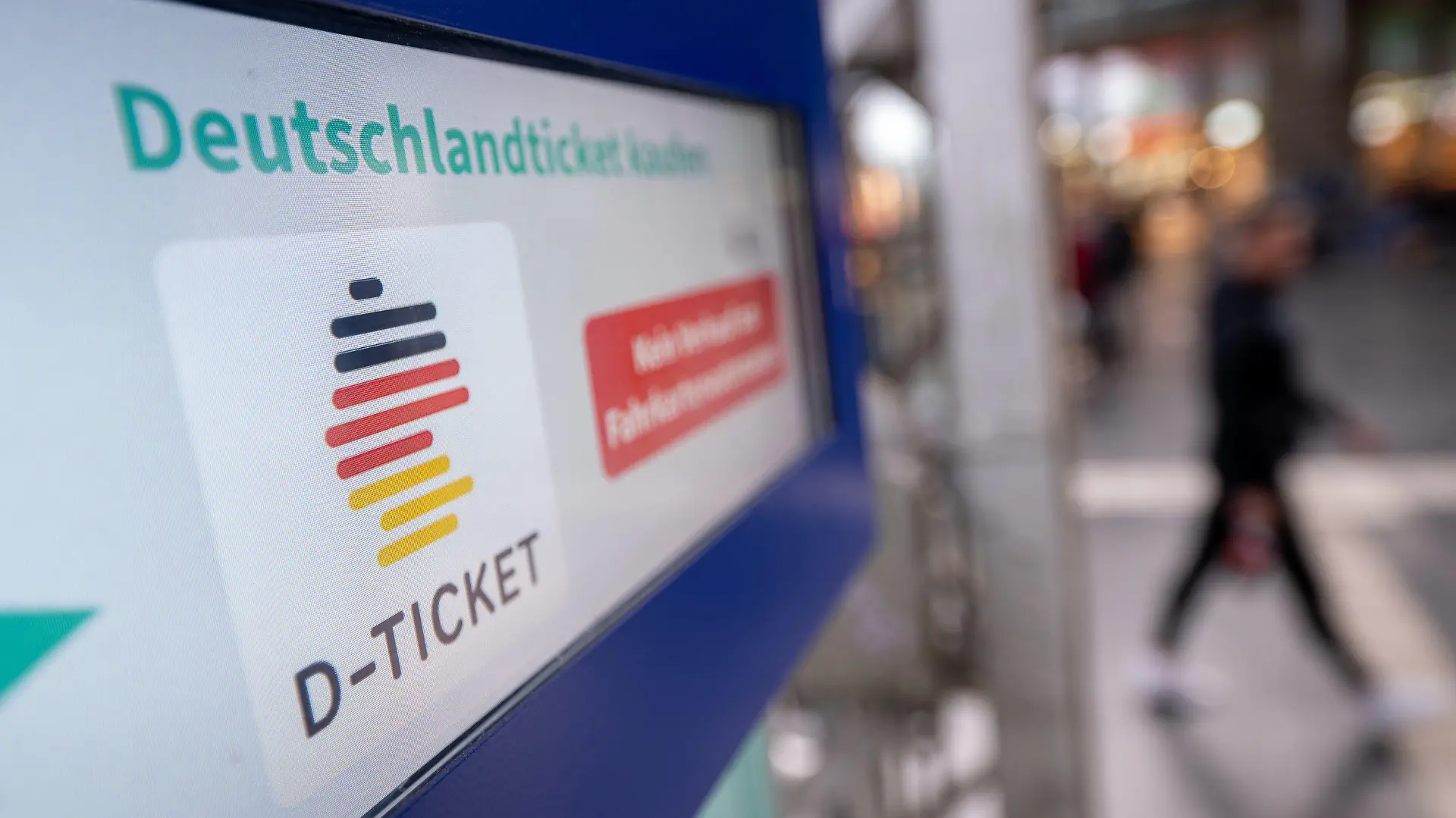 01.05.2023, Hessen, Frankfurt/Main: Ein Hinweis für das Deutschlandticket steht am Hauptbahnhof auf einem Fahrkartenautomat. Seit Montag gilt bundesweit das 49 Euro teure Deutschlandticket im öffentlichen Personennahverkehr. Foto: Sebastian Gollnow/dpa +++ dpa-Bildfunk +++