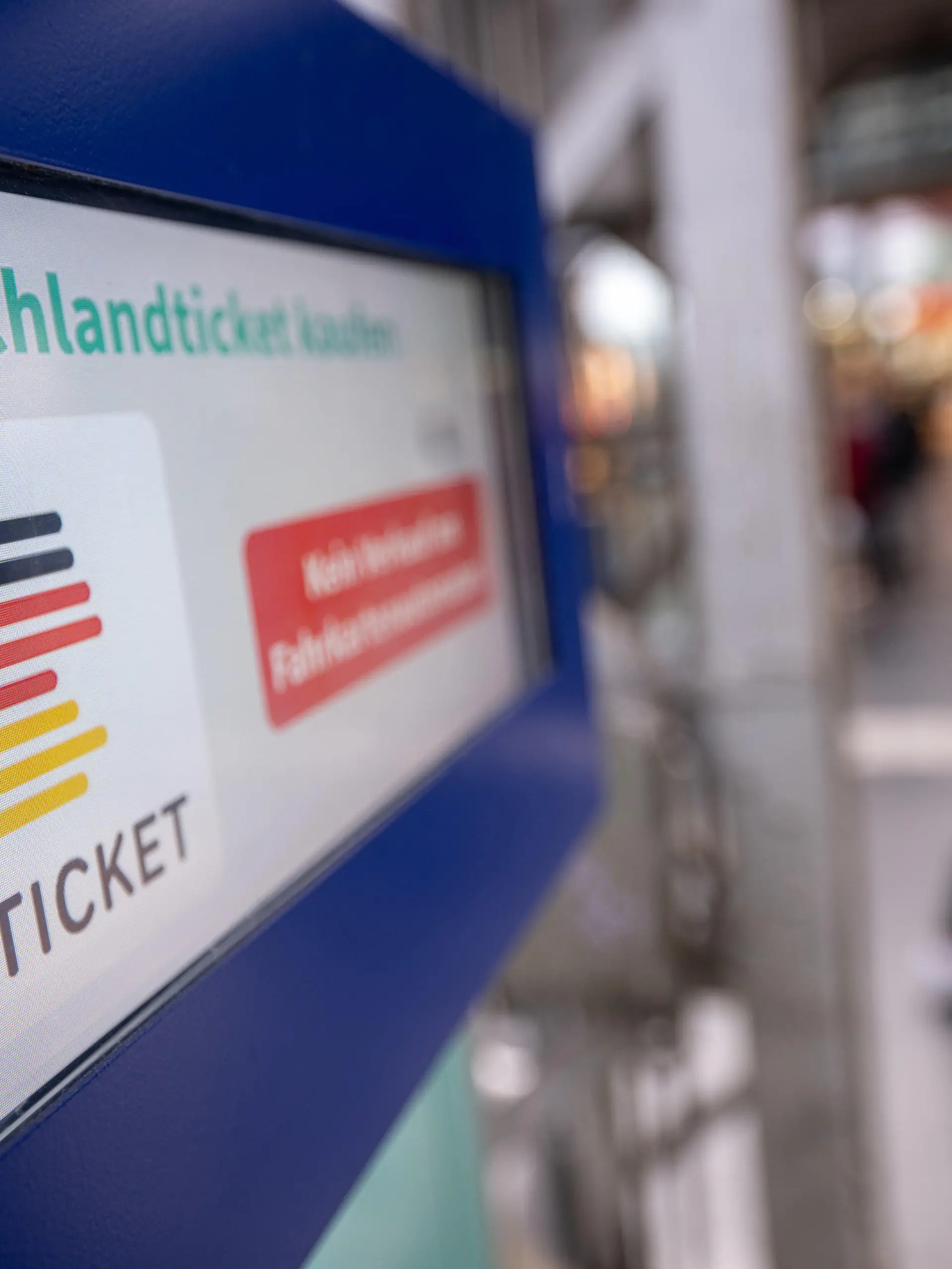 01.05.2023, Hessen, Frankfurt/Main: Ein Hinweis für das Deutschlandticket steht am Hauptbahnhof auf einem Fahrkartenautomat. Seit Montag gilt bundesweit das 49 Euro teure Deutschlandticket im öffentlichen Personennahverkehr. Foto: Sebastian Gollnow/dpa +++ dpa-Bildfunk +++