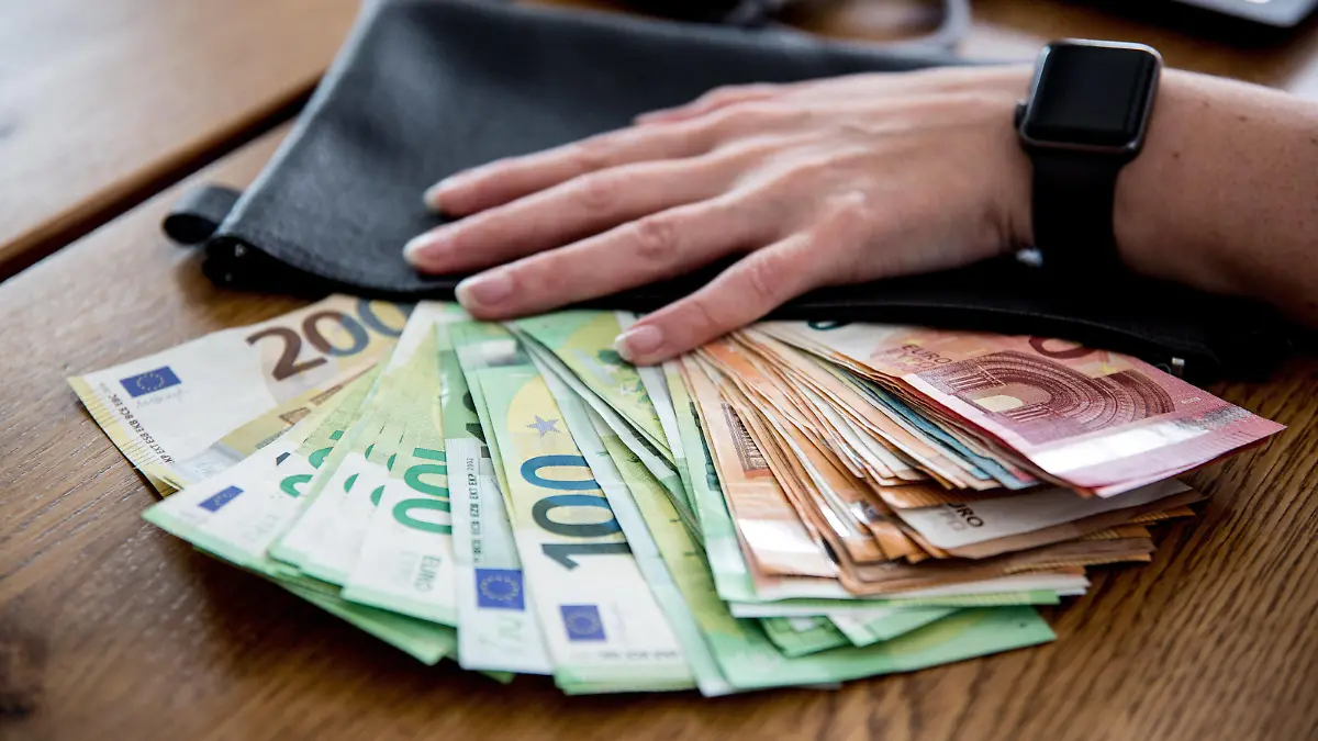  Bamberg, Deutschland 29. Mai 2022: Themenbilder - Symbolbilder - Geld - 2022 Eine Person hat ihre Hand auf eine große Summe von Bargeldscheinen gelegt. Die Geldscheine sind mehrere tausend Euro Bargeld. Bayern *** Bamberg, Germany 29 May 2022 Topic Images Symbol Images Money 2022 A person has put his hand on a large sum of cash bills The bills are several thousand euros cash Bavaria Copyright: xFotostandx/xK.xSchmittx