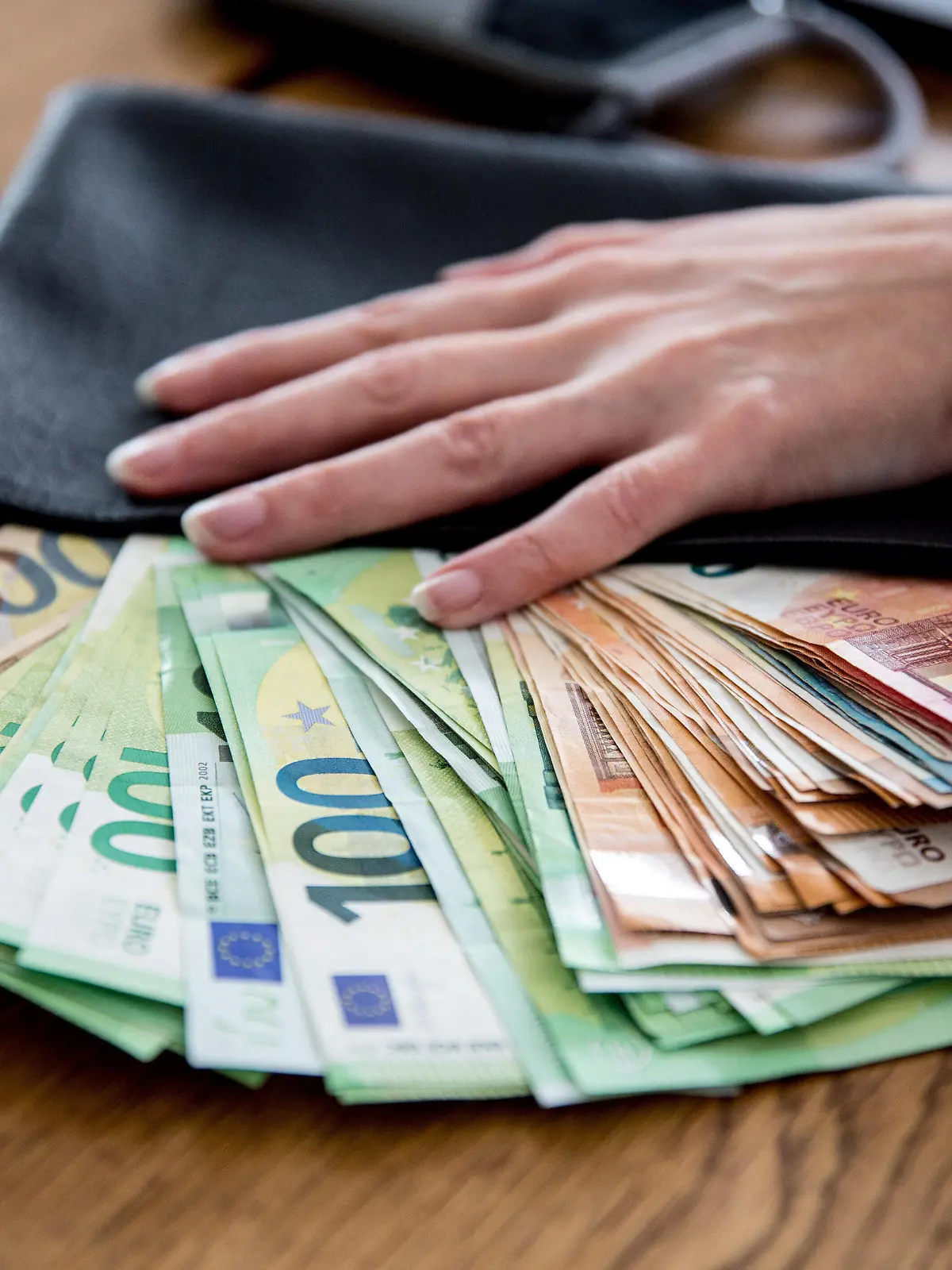  Bamberg, Deutschland 29. Mai 2022: Themenbilder - Symbolbilder - Geld - 2022 Eine Person hat ihre Hand auf eine große Summe von Bargeldscheinen gelegt. Die Geldscheine sind mehrere tausend Euro Bargeld. Bayern *** Bamberg, Germany 29 May 2022 Topic Images Symbol Images Money 2022 A person has put his hand on a large sum of cash bills The bills are several thousand euros cash Bavaria Copyright: xFotostandx/xK.xSchmittx