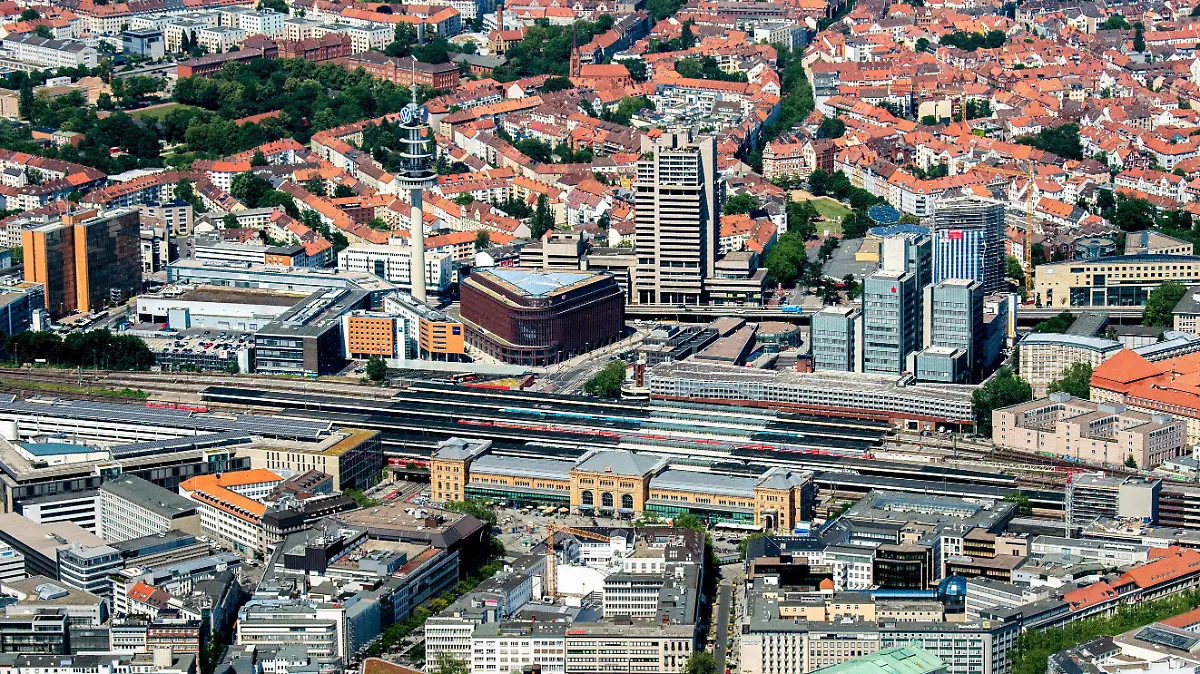 ARCHIV - 25.06.2019, Niedersachsen, Hannover: Inmitten der Innenstadt ist der Hauptbahnhof der Stadt mit zwölf Gleisen und sechs Bahnsteigen gelegen. (zu dpa «Hannover will bahnhofsnahe Plätze attraktiver machen») Foto: Hauke-Christian Dittrich/dpa +++ dpa-Bildfunk +++
