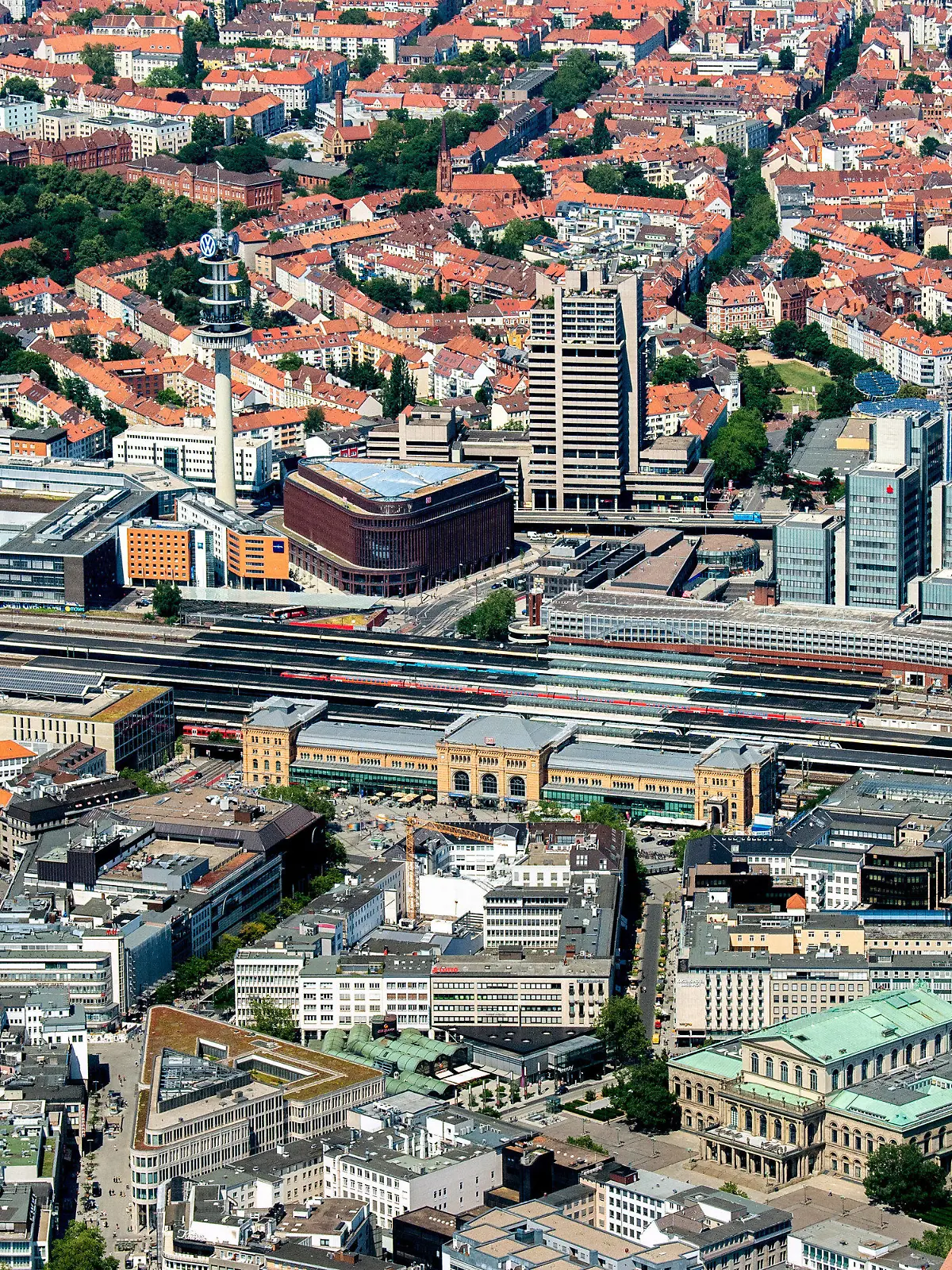 ARCHIV - 25.06.2019, Niedersachsen, Hannover: Inmitten der Innenstadt ist der Hauptbahnhof der Stadt mit zwölf Gleisen und sechs Bahnsteigen gelegen. (zu dpa «Hannover will bahnhofsnahe Plätze attraktiver machen») Foto: Hauke-Christian Dittrich/dpa +++ dpa-Bildfunk +++