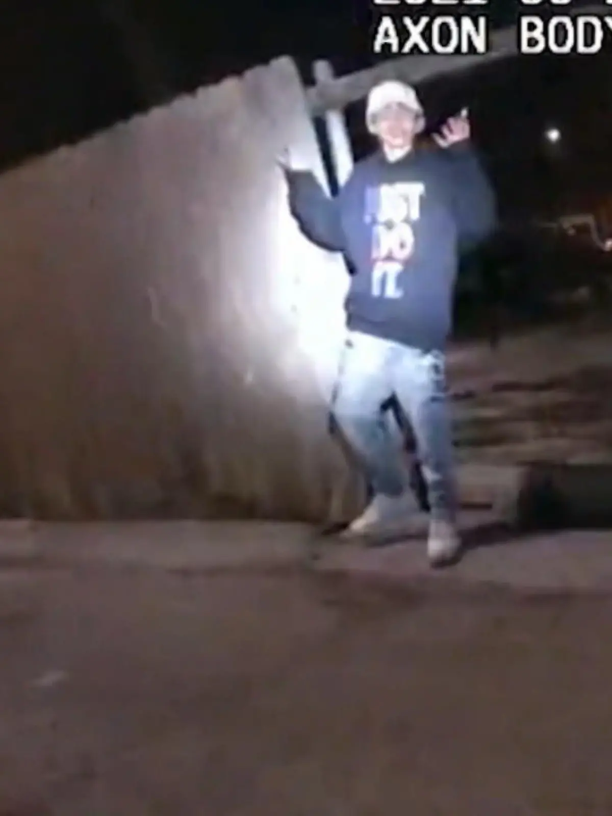 Adam Toledo (13) wurde in Chicago von einem Polizisten erschossen. Bodycam-Aufnahmen des Polizisten zeigen die letzten Momente im Leben des Teenagers. Laut Angaben der Staatsanwaltschaft soll er bewaffnet gewesen sein. Adeena J. Weiss-Ortiz. die Anwältin der Familie Toledo, erklärt hingegen: "Diese Videos sprechen für sich. Adam hatte in den letzten Sekunden seines Lebens keine Waffe in der Hand". Der Junge habe den Aufforderungen des Polizisten Folge geleistet, sich umgedreht und seine Hände gezeigt. "Seine Hände waren leer, als er von dem Beamten in die Brust geschossen wurde." Der Polizei zufolge habe der Junge die Waffe bei seiner Flicht weggeworfen.