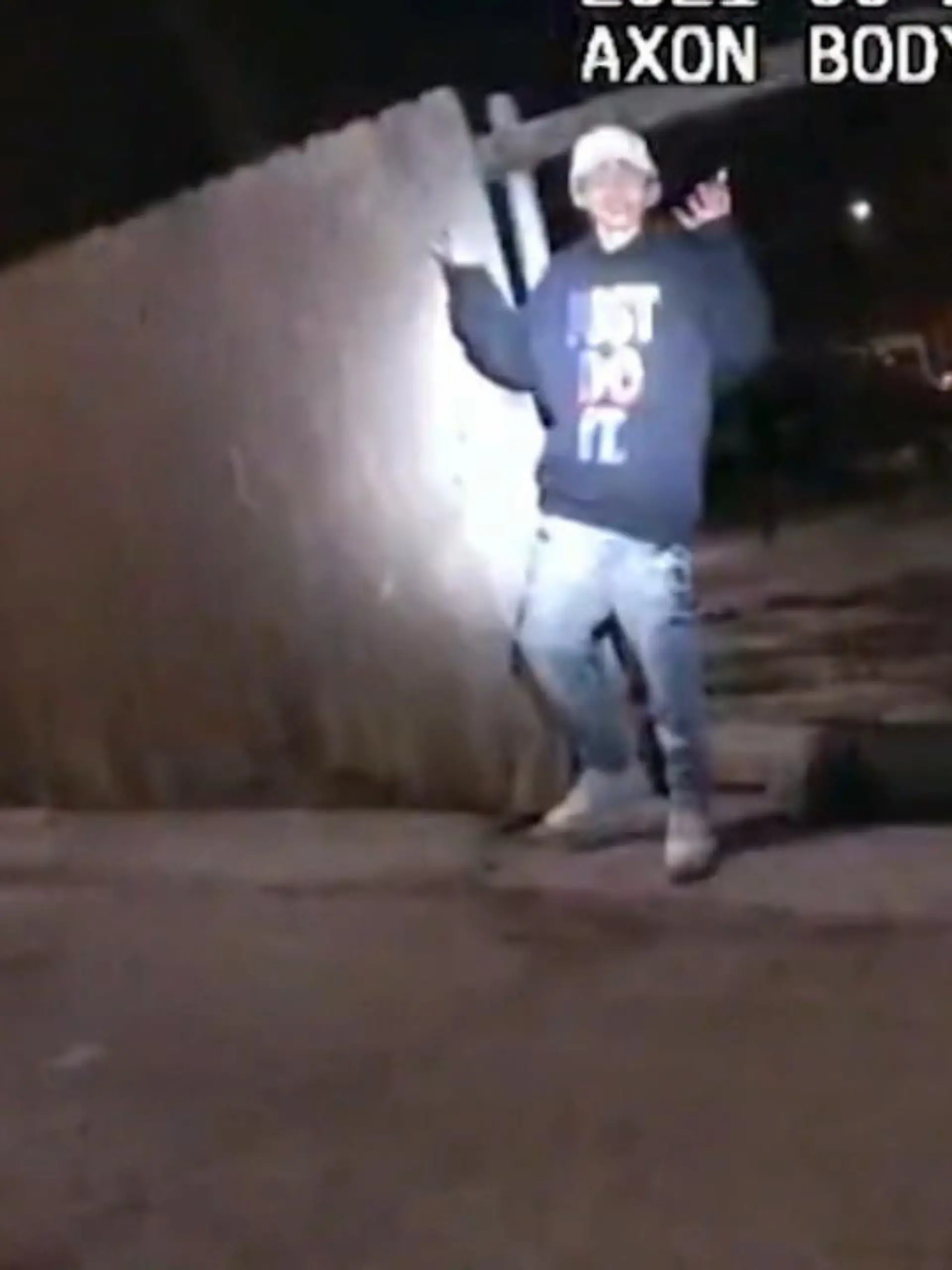 Adam Toledo (13) wurde in Chicago von einem Polizisten erschossen. Bodycam-Aufnahmen des Polizisten zeigen die letzten Momente im Leben des Teenagers. Laut Angaben der Staatsanwaltschaft soll er bewaffnet gewesen sein. Adeena J. Weiss-Ortiz. die Anwältin der Familie Toledo, erklärt hingegen: "Diese Videos sprechen für sich. Adam hatte in den letzten Sekunden seines Lebens keine Waffe in der Hand". Der Junge habe den Aufforderungen des Polizisten Folge geleistet, sich umgedreht und seine Hände gezeigt. "Seine Hände waren leer, als er von dem Beamten in die Brust geschossen wurde." Der Polizei zufolge habe der Junge die Waffe bei seiner Flicht weggeworfen.