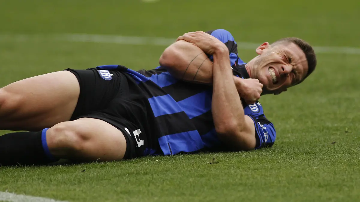 IPP20230430 Football - soccer: Serie A, Inter Milan - S.S. Lazio, l infortunio di Robin Gosens che dopo il suo gol resta a terra dolorante alla spalla Verwendung nur in Deutschland - GERMANY ONLY *** IPP20230430 Football soccer Serie A, Inter Milan S S Lazio, l infortunio di Robin Gosens che dopo il suo gol resta a terra dolorante alla spalla Use only in Germany GERMANY ONLY PUBLICATIONxINxGERxONLY