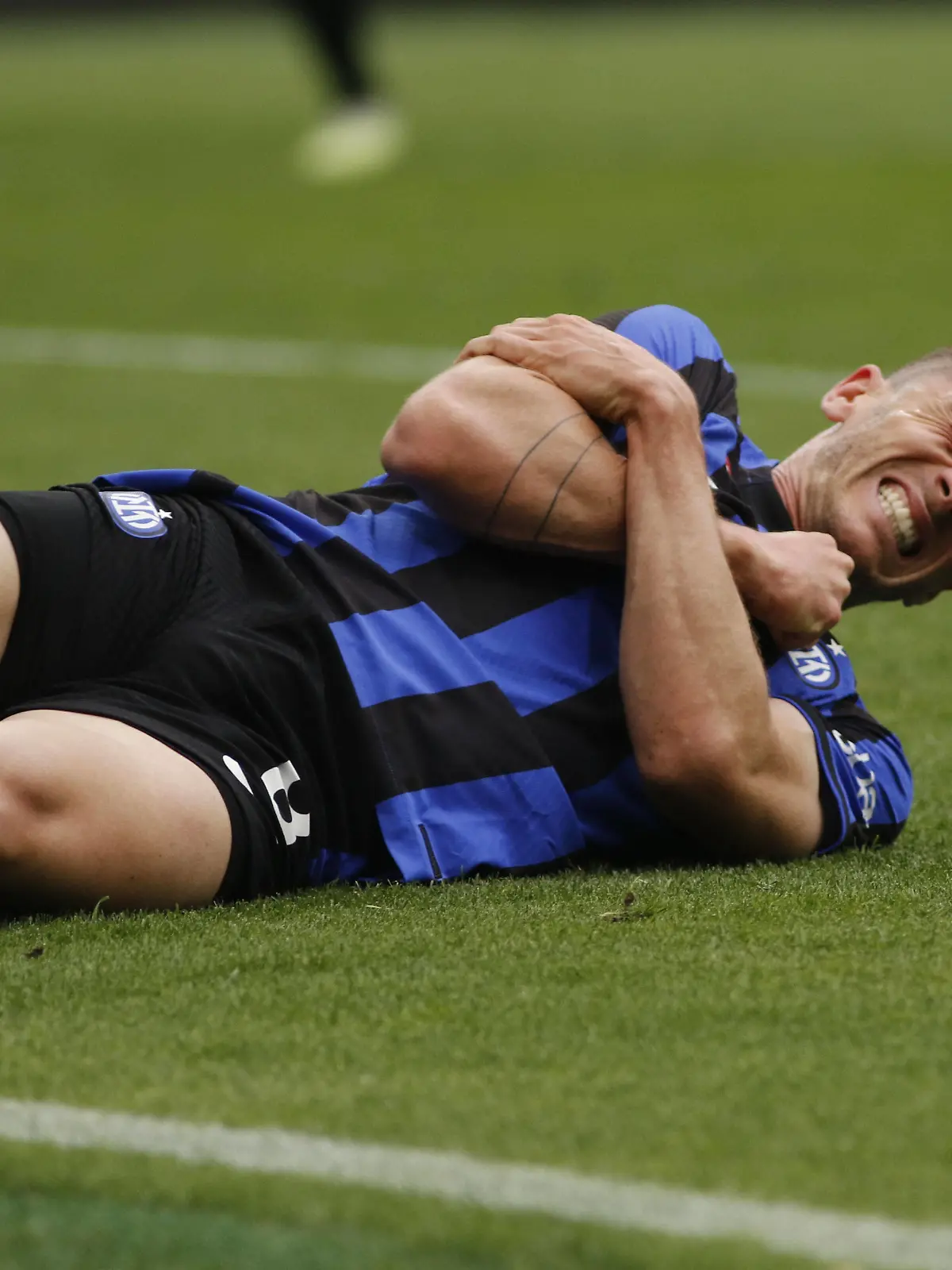 IPP20230430 Football - soccer: Serie A, Inter Milan - S.S. Lazio, l infortunio di Robin Gosens che dopo il suo gol resta a terra dolorante alla spalla Verwendung nur in Deutschland - GERMANY ONLY *** IPP20230430 Football soccer Serie A, Inter Milan S S Lazio, l infortunio di Robin Gosens che dopo il suo gol resta a terra dolorante alla spalla Use only in Germany GERMANY ONLY PUBLICATIONxINxGERxONLY