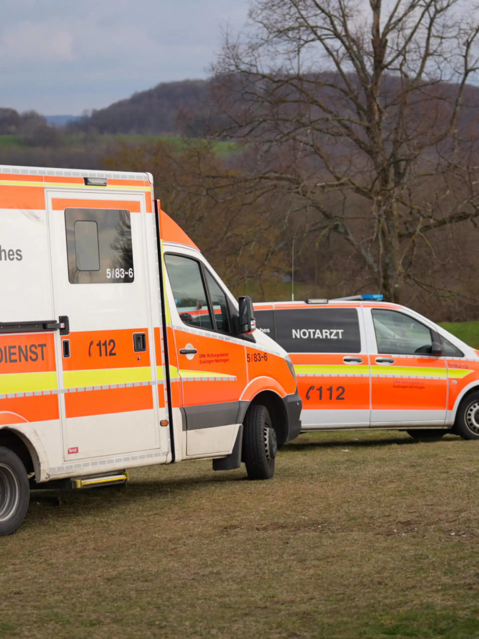 Rettungseinsatz auf dem Breitenstein Bergwacht und Rettungsdienst im Einsatz 7aIMG: 0388548 Am Karfreitag wurde der Rettungsdienst und die Bergwacht auf den Breitenstein zu einer Person alarmiert, die vom Breitenstein gefallen sein soll. Ob es sich um einen Unfall oder um einen Suizid handelt, ist noch unklar.Baden-Württemberg, 73266 Bissingen an der Teck, Deutschland *** Rescue mission on the Breitenstein mountain rescue and rescue service in action 7aIMG 0388548 On Good Friday, the rescue service and the mountain rescue were alerted to the Breitenstein to a person who is said to have fallen from the Breitenstein Whether it is an accident or a suicide is still unclear Baden Württemberg, 73266 Bissingen an der Teck, Germany Copyright: 7aktuell.dex xEnriquexKaczor 0388548 20230408_7a_bergwachteinsatz_388548